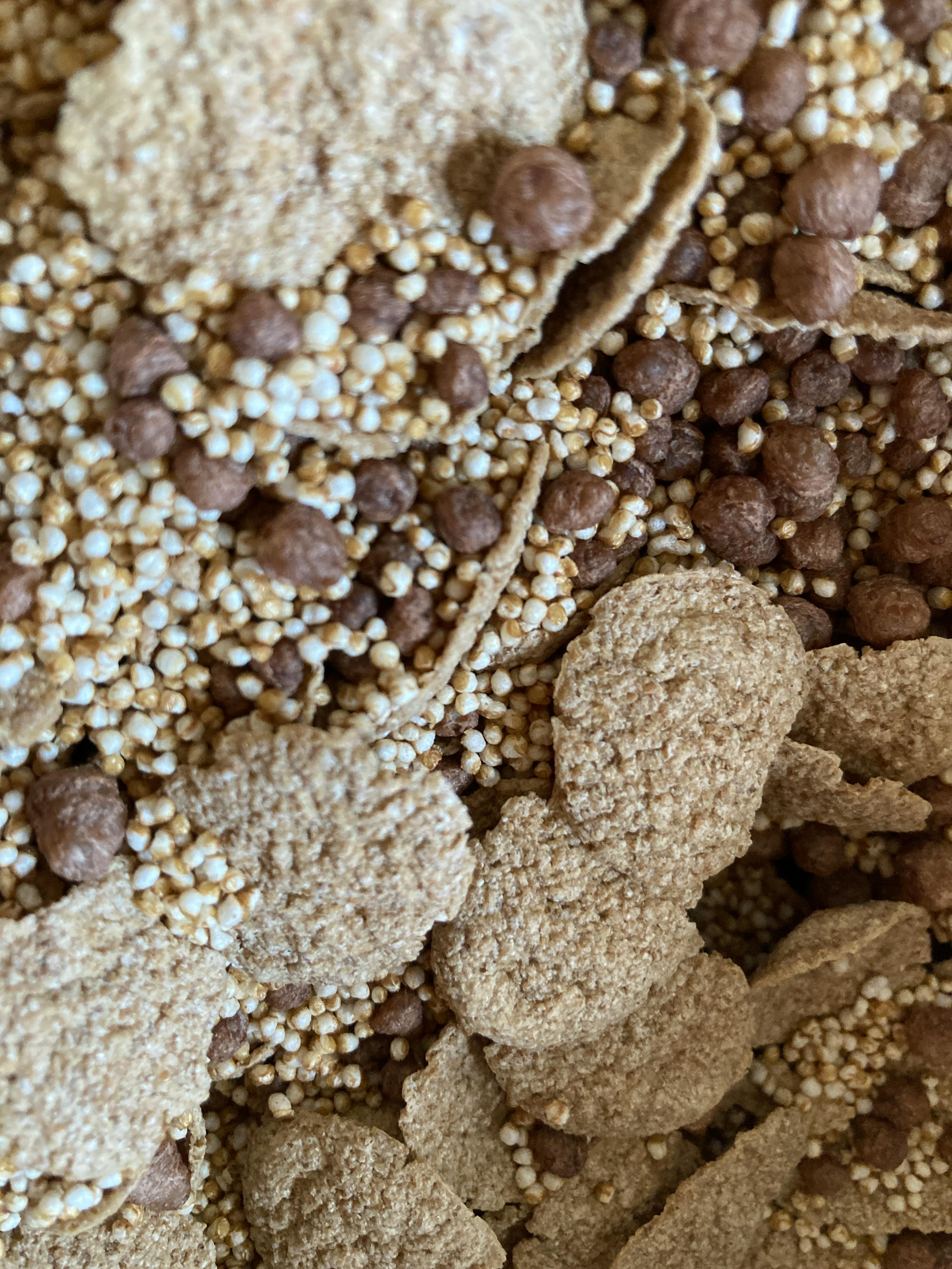 un gros plan d' un tas de céréales avec des boules de chocolat