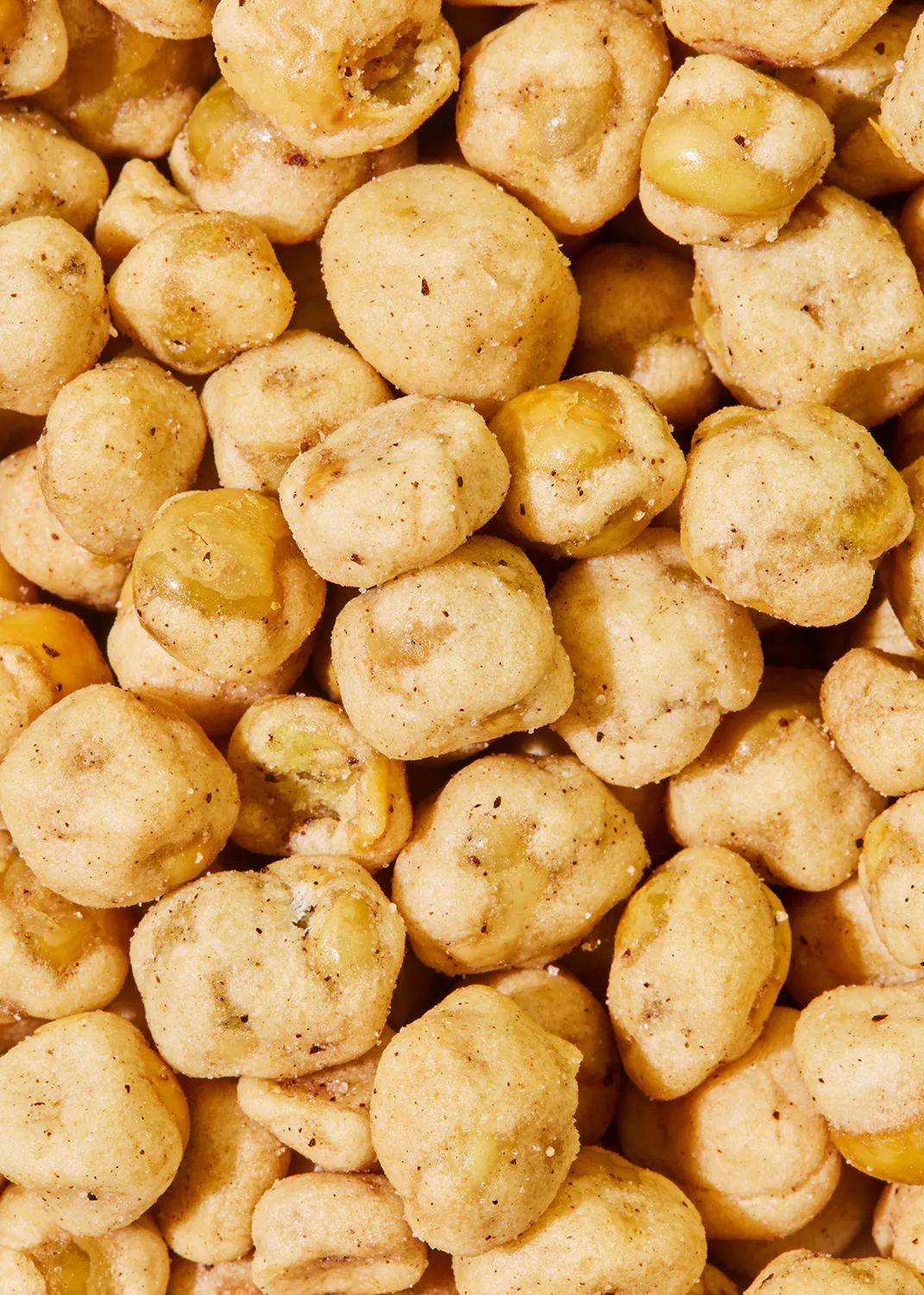 eine Nahaufnahme eines Haufens gesalzener Bohnen