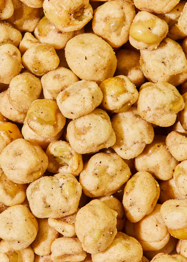 eine Nahaufnahme eines Haufens gesalzener Bohnen