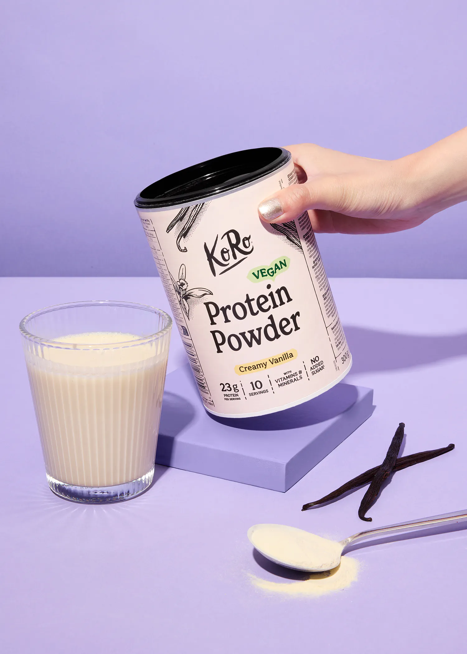 une personne tient une boîte de poudre de protéines à la vanille crémeuse