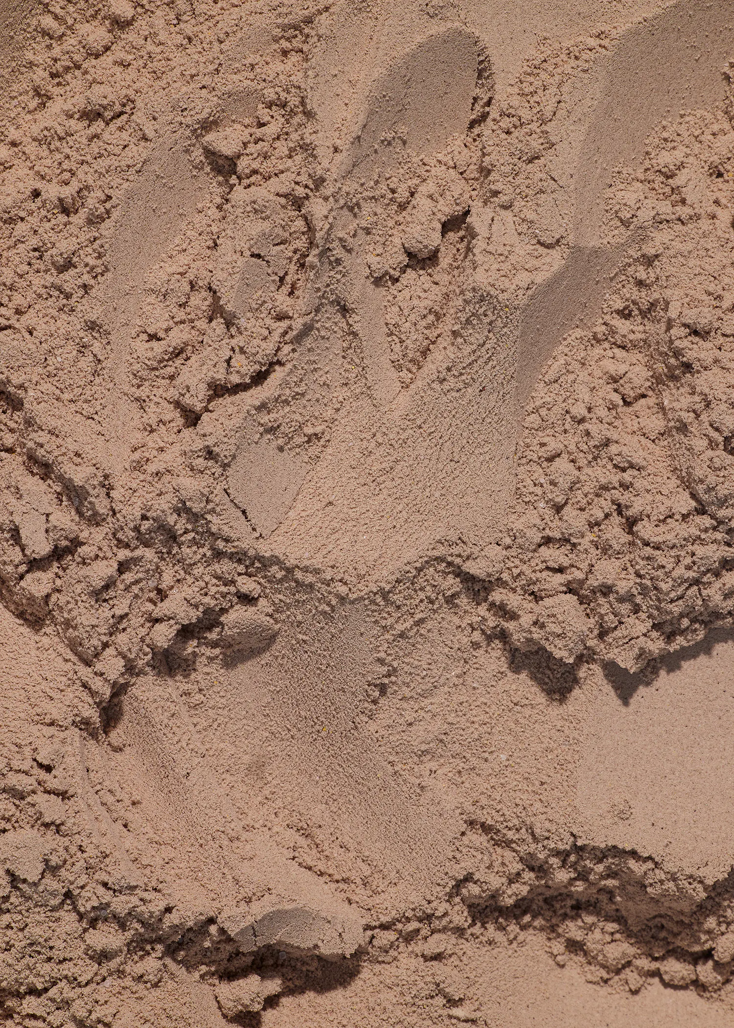 un gros plan d' un tas de sable marron