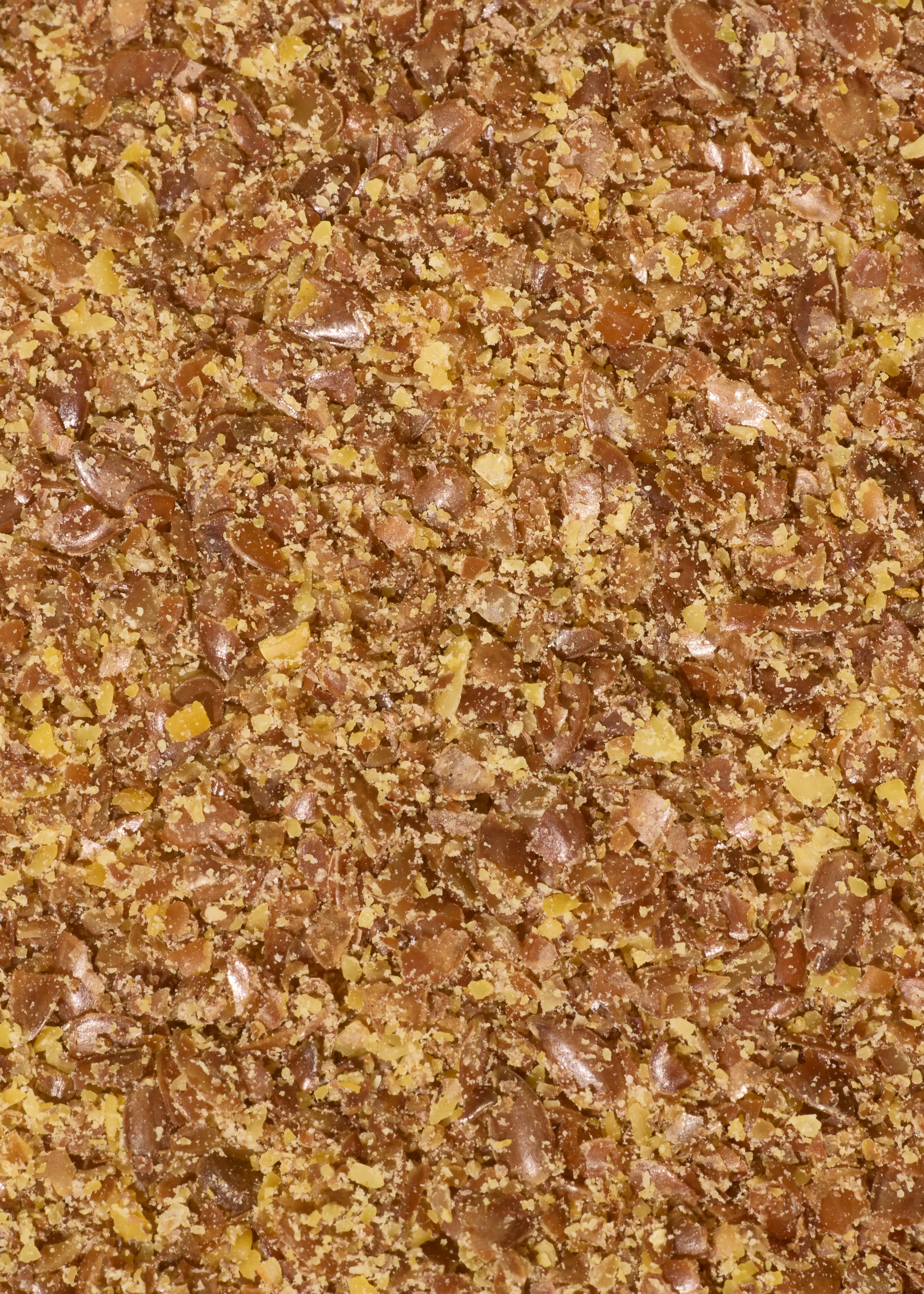 un gros plan d' un tas de céréales brunes et jaunes