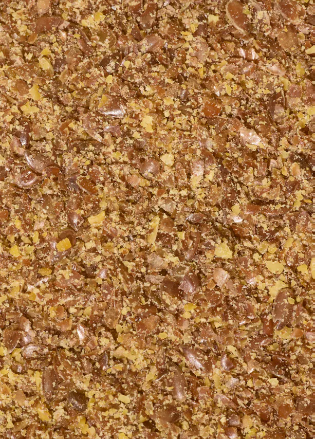 un gros plan d' un tas de céréales brunes et jaunes