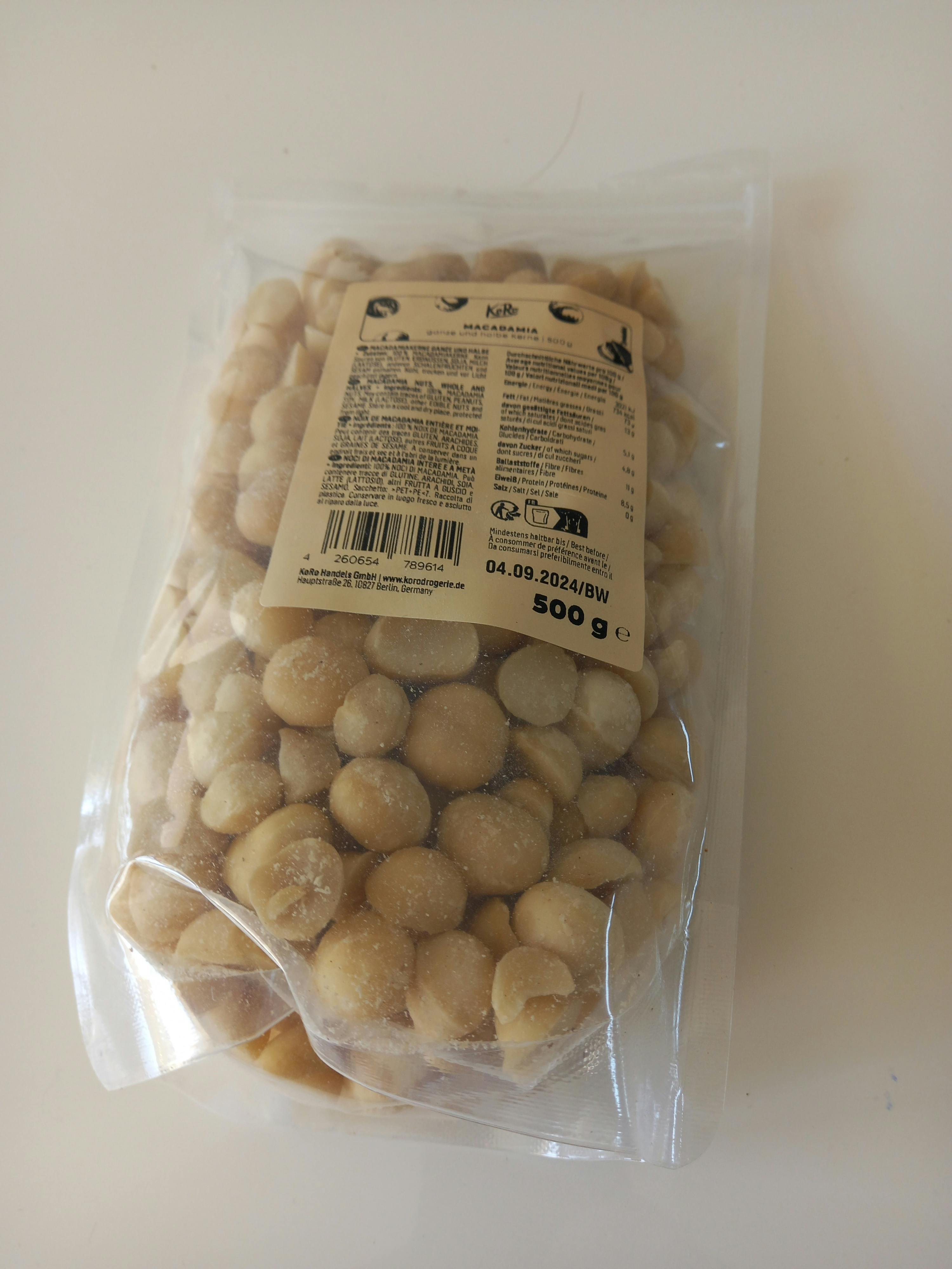 un sacchetto di noci macadamia con la data 04-09-2020