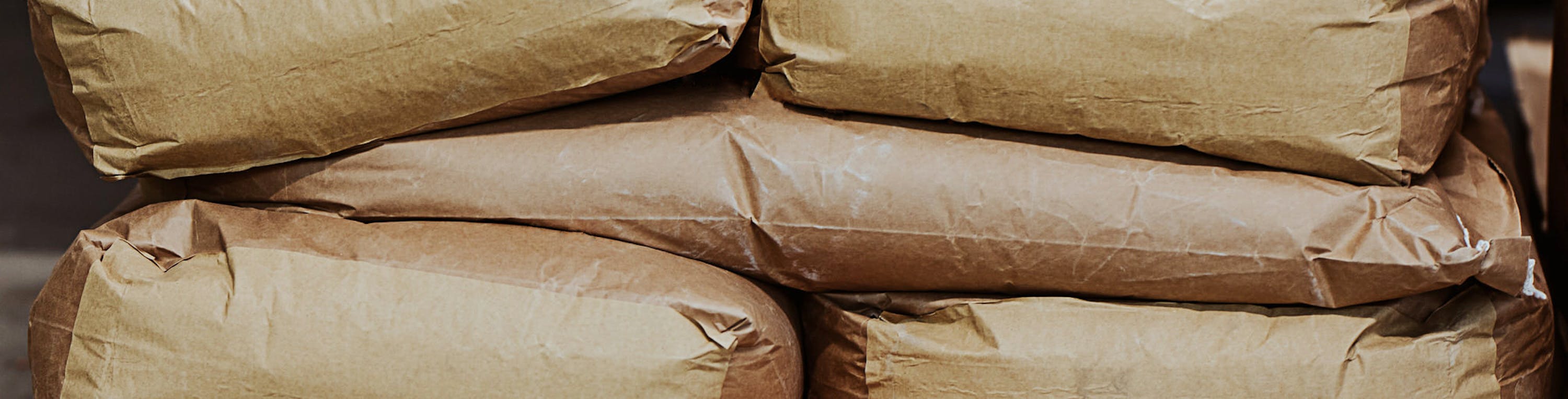 ein Stapel brauner Papiertüten stapelt sich aufeinander