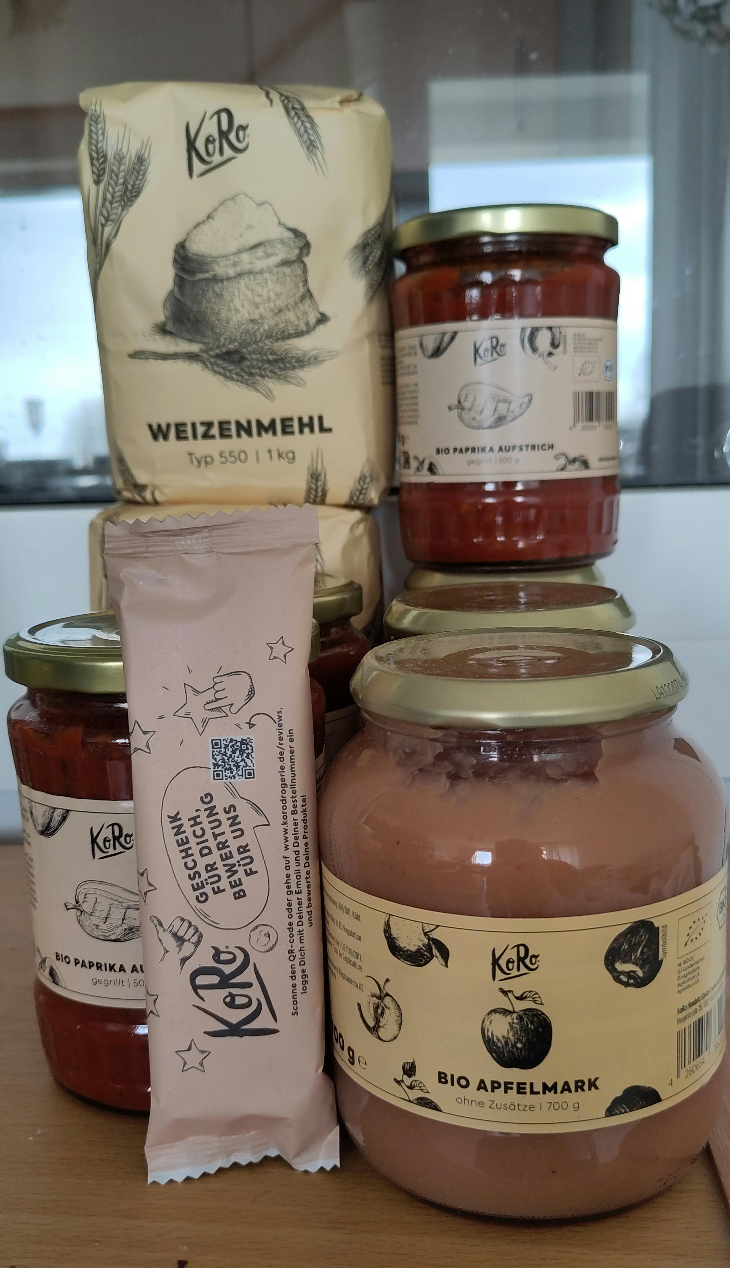 un paquet de farine de blé est assis à côté d' autres produits