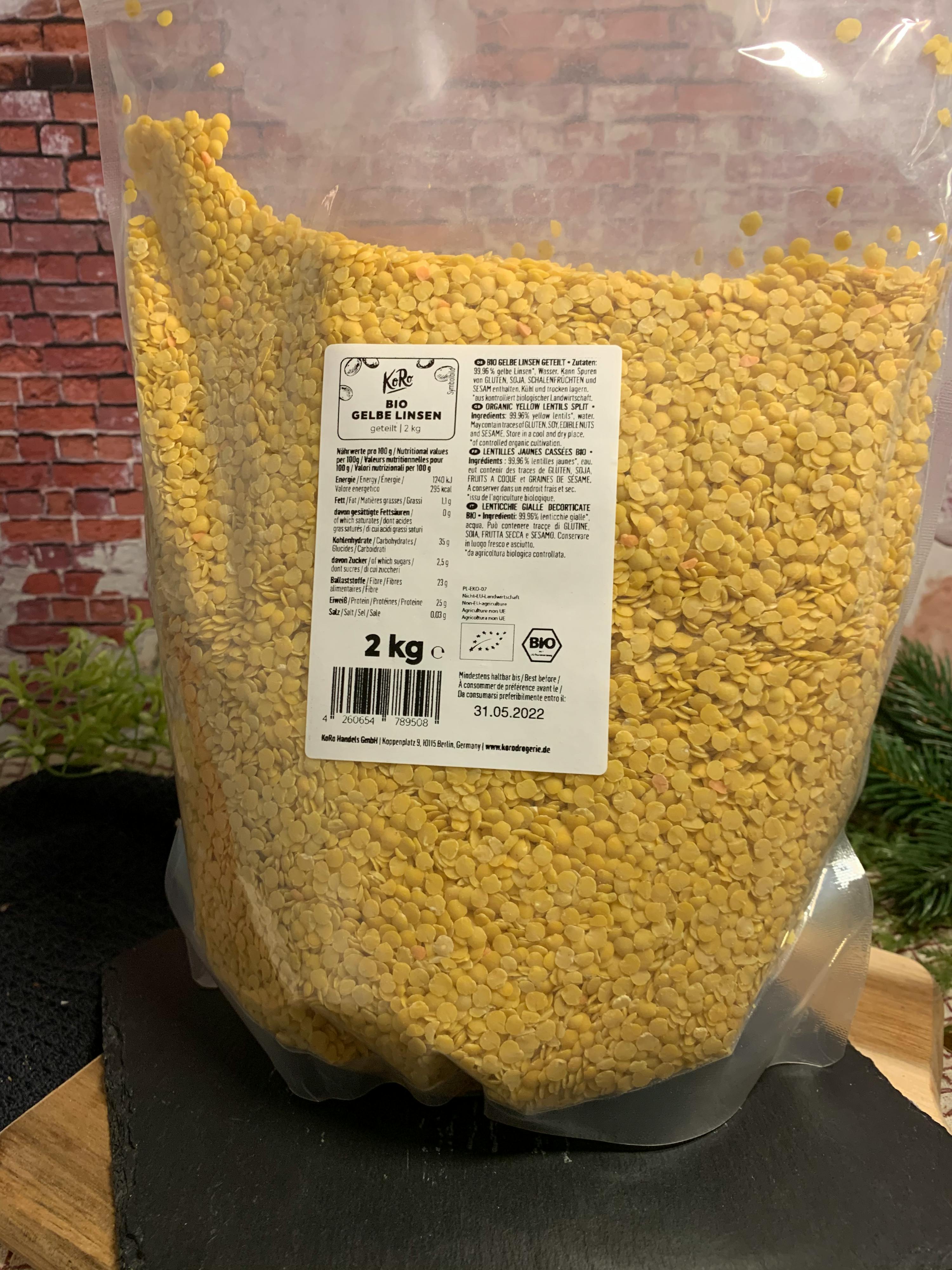 a bag of yellow beans has a label that says 2 kg