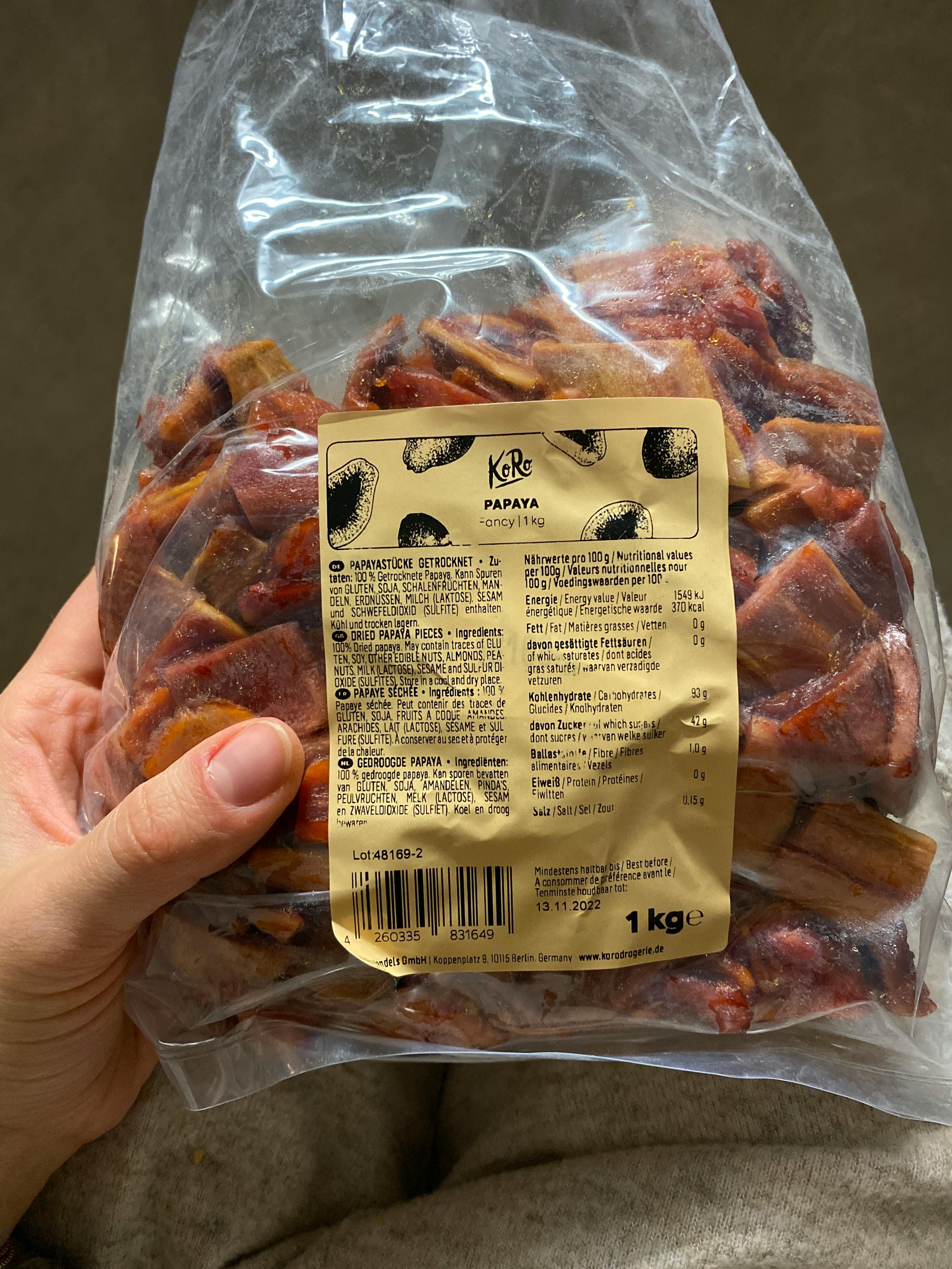 eine Person hält einen Plastikbeutel mit einem Etikett darauf