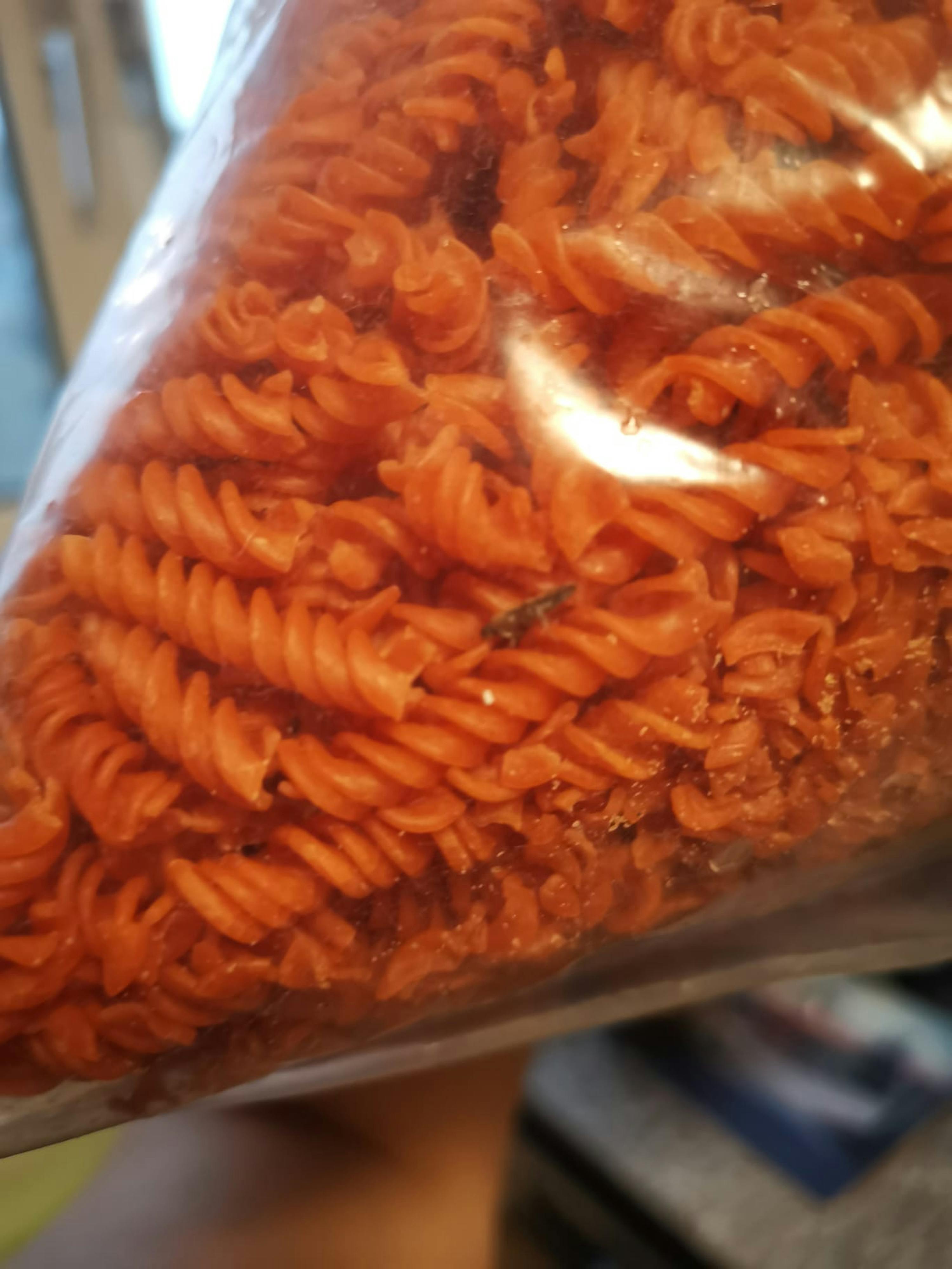 un gros plan d' un sac de pâtes spirales orange