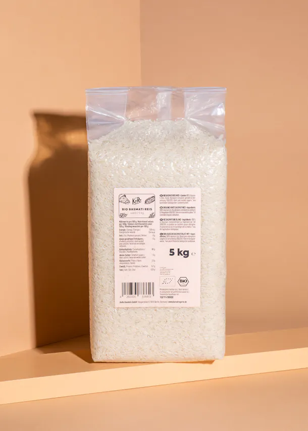 un sac en plastique de 5 kg de riz bio