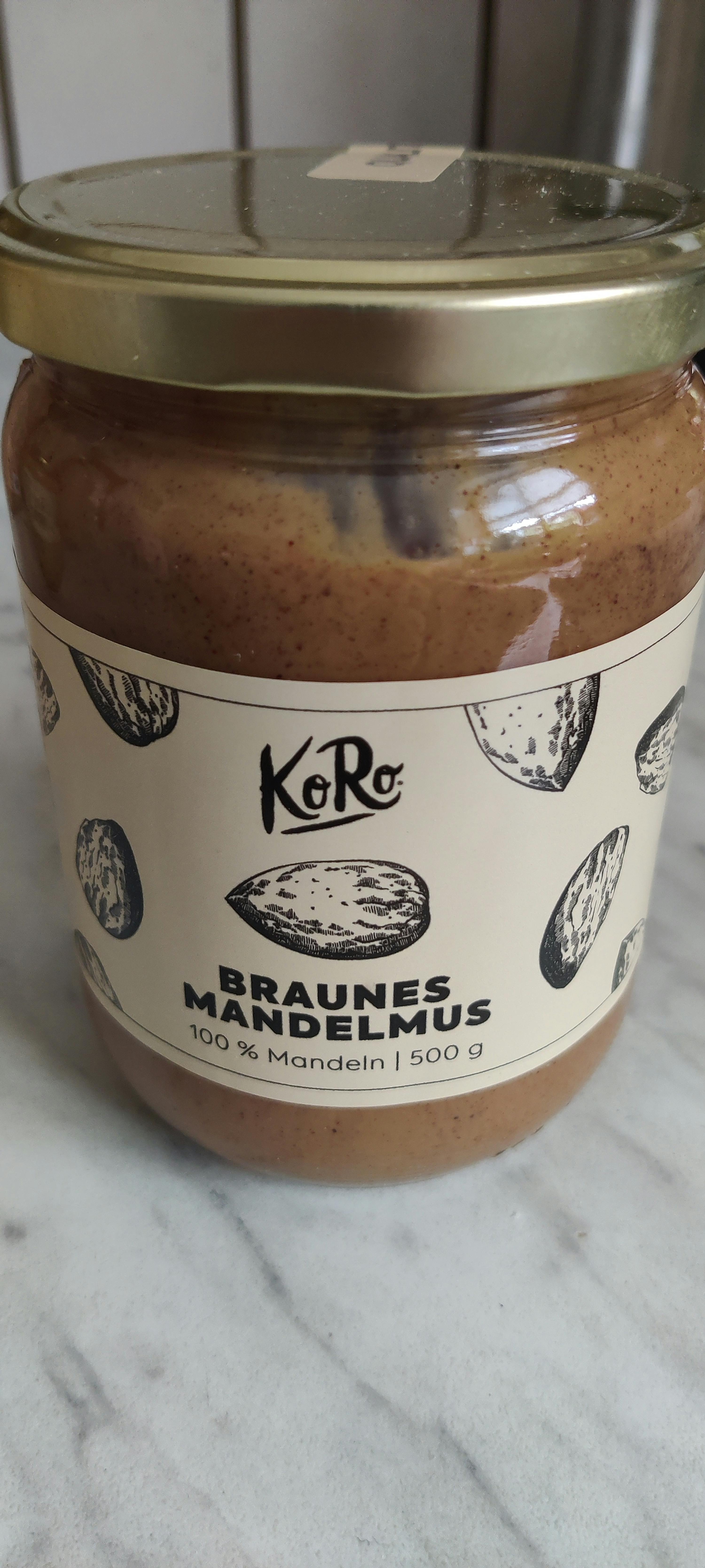 ein Glas mit braunem Mandelmus von koro