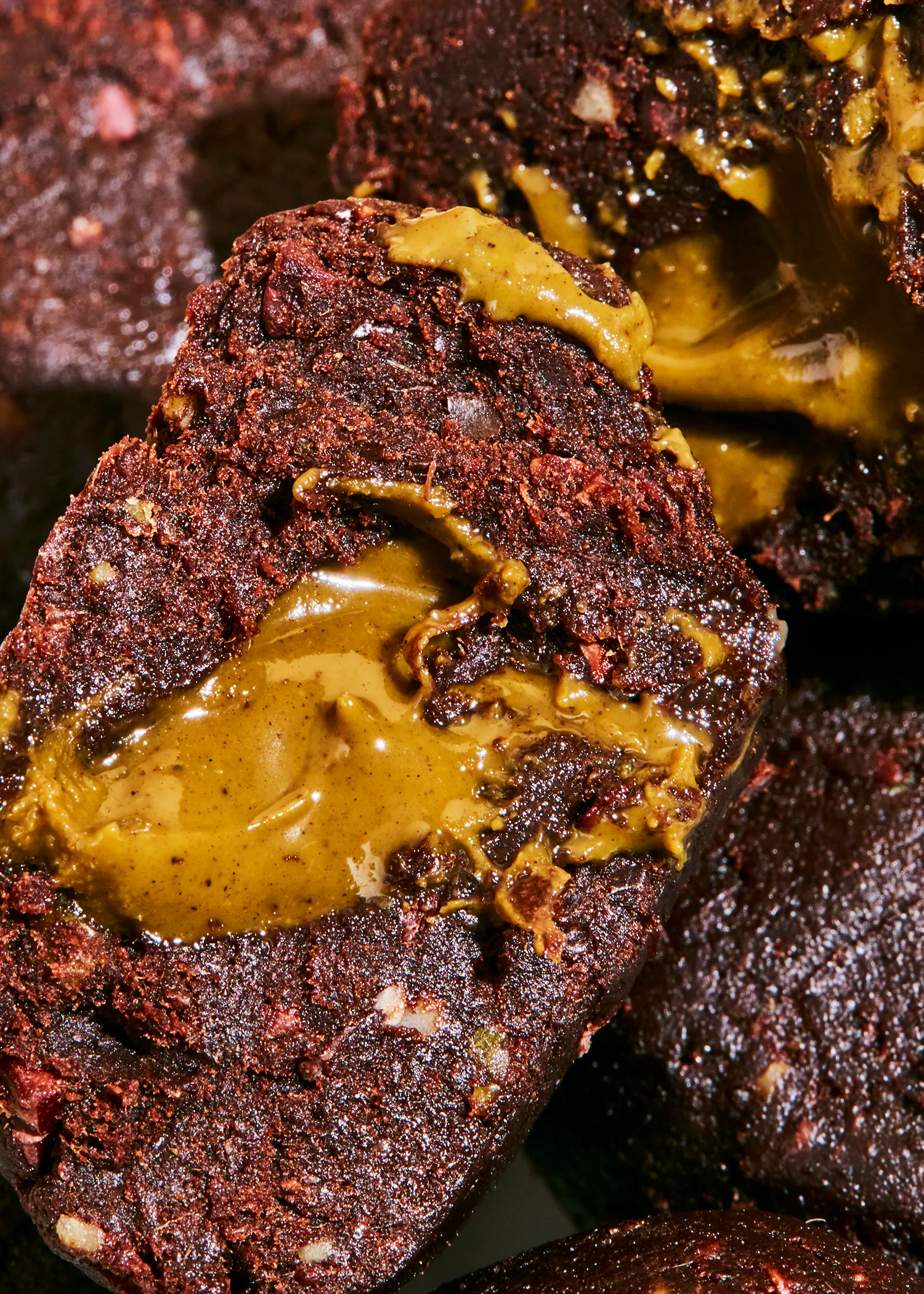 un gros plan d' un gâteau au chocolat avec un trou dans le milieu