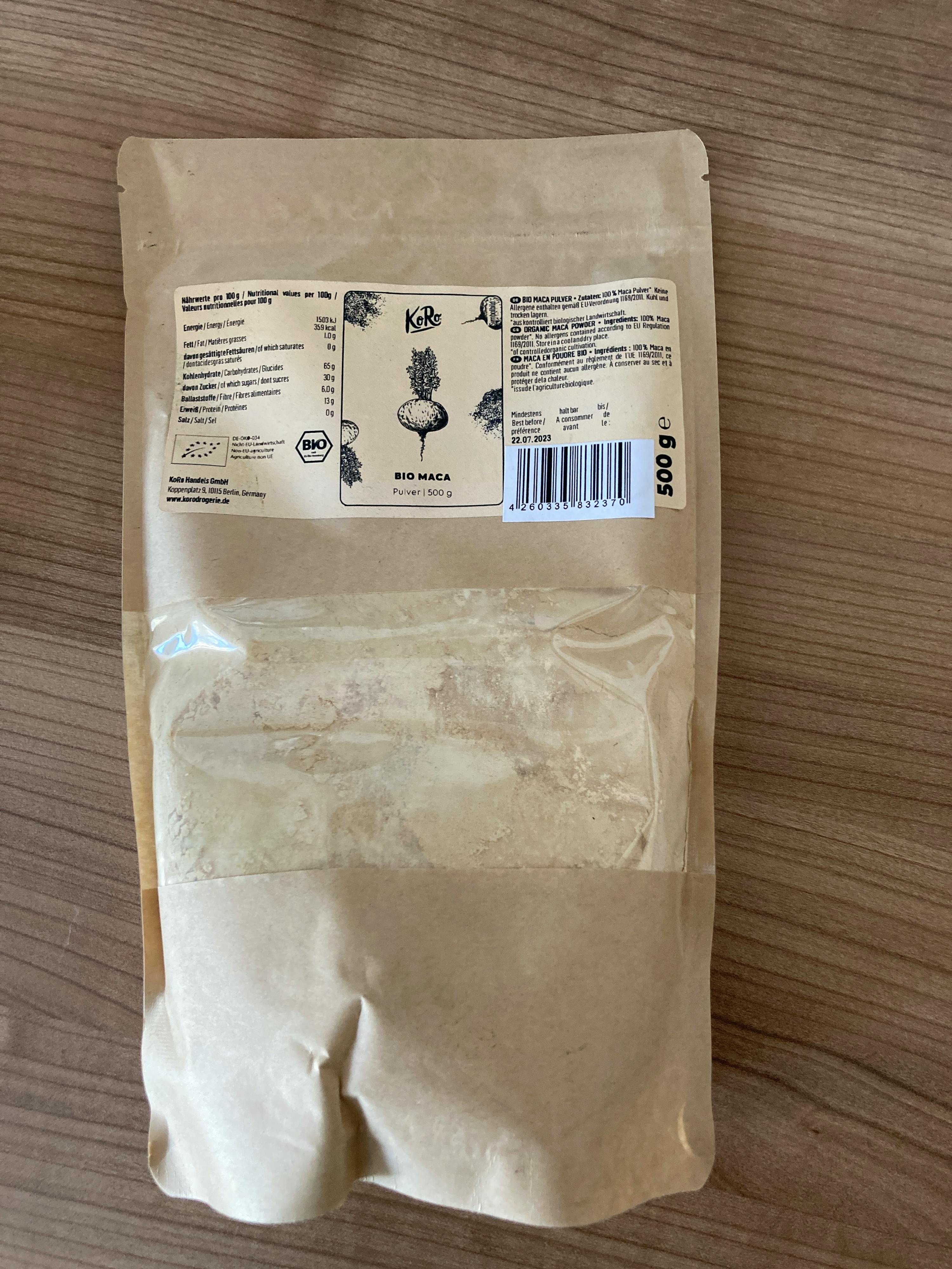 un sacchetto di farina è su un tavolo di legno