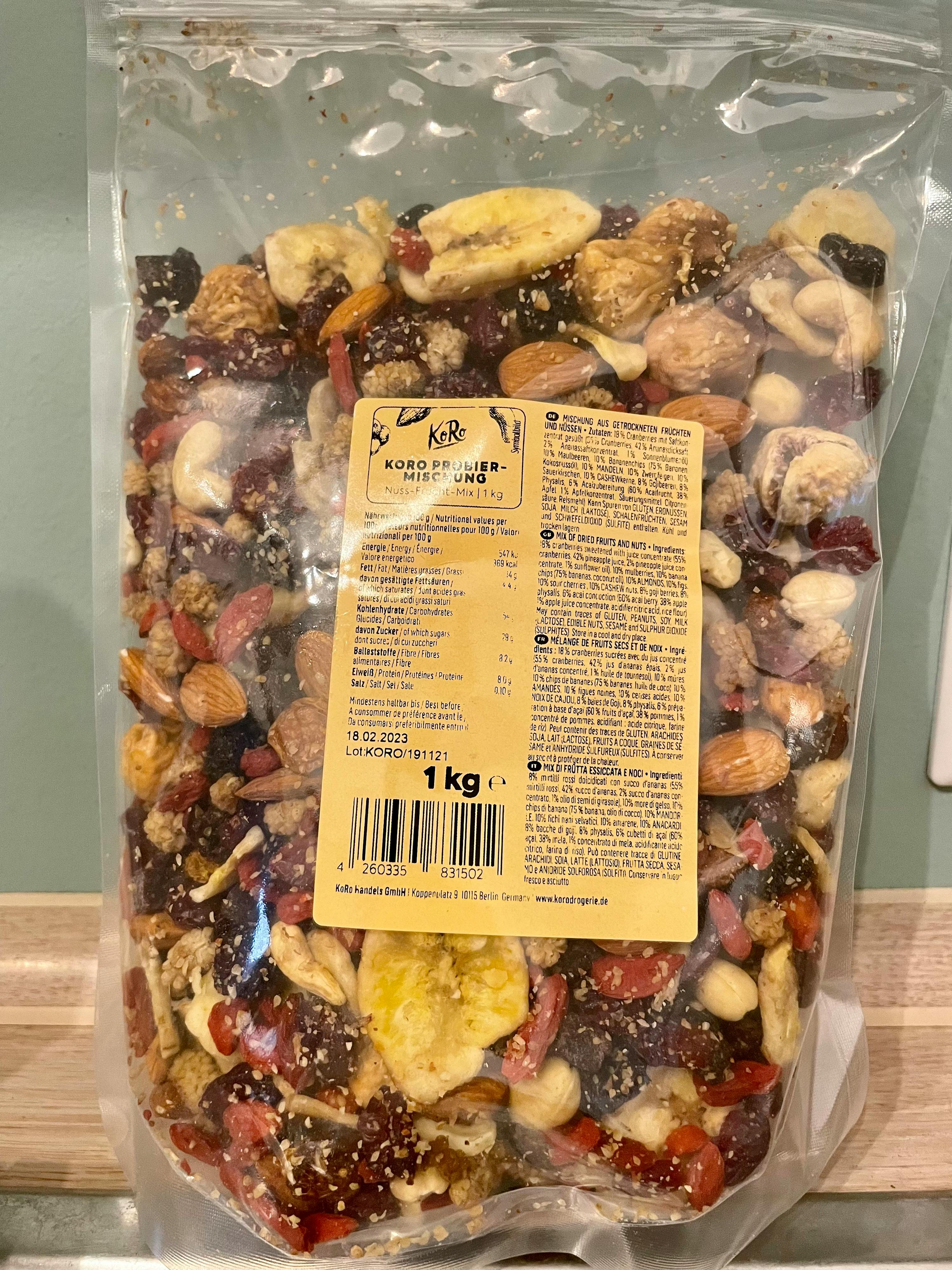 eine Nahaufnahme einer verpackten Mischung aus Nüssen und Trockenfrüchten