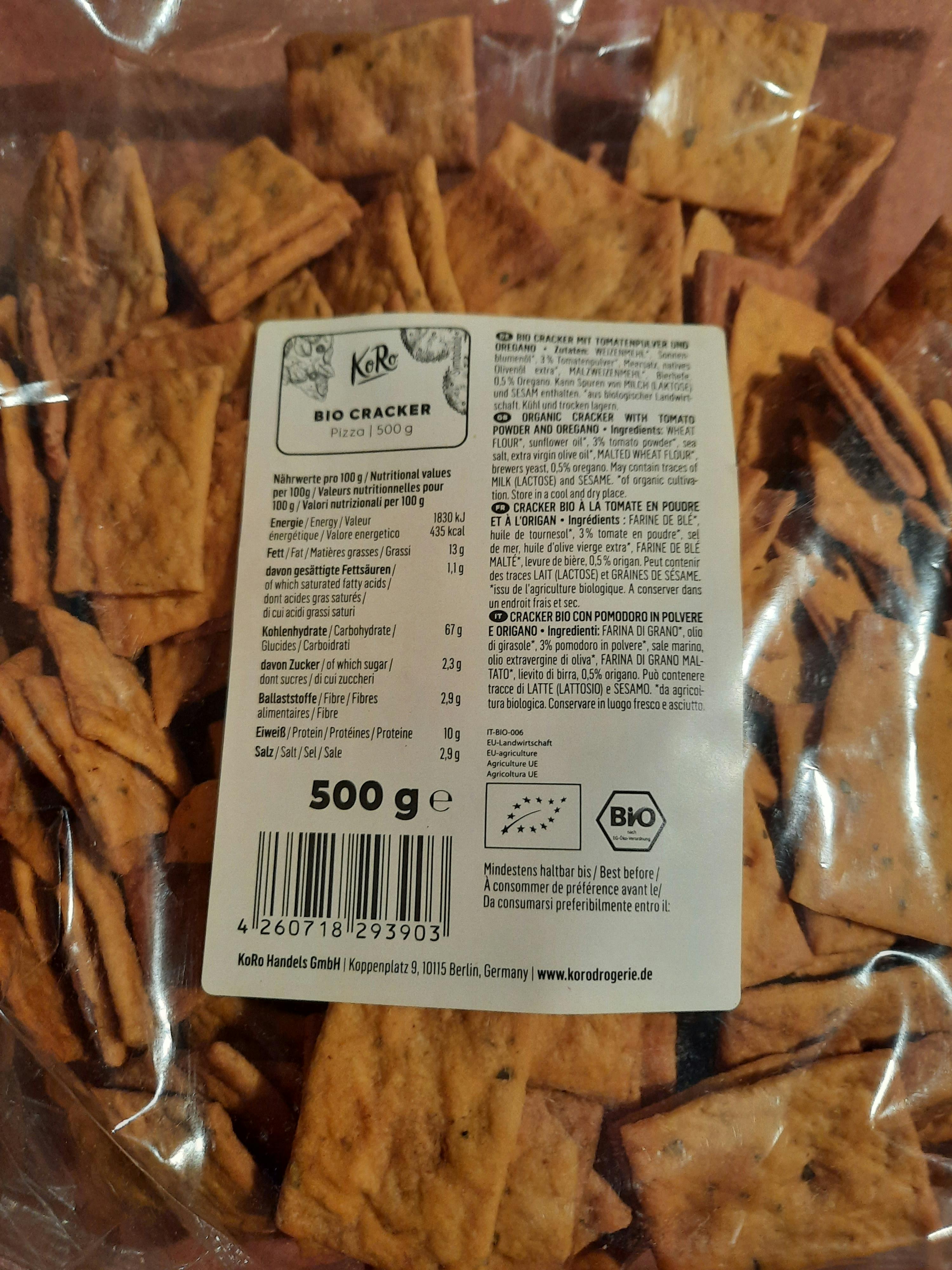 l' etichetta di un sacchetto di cracker bio è in lingua tedesca