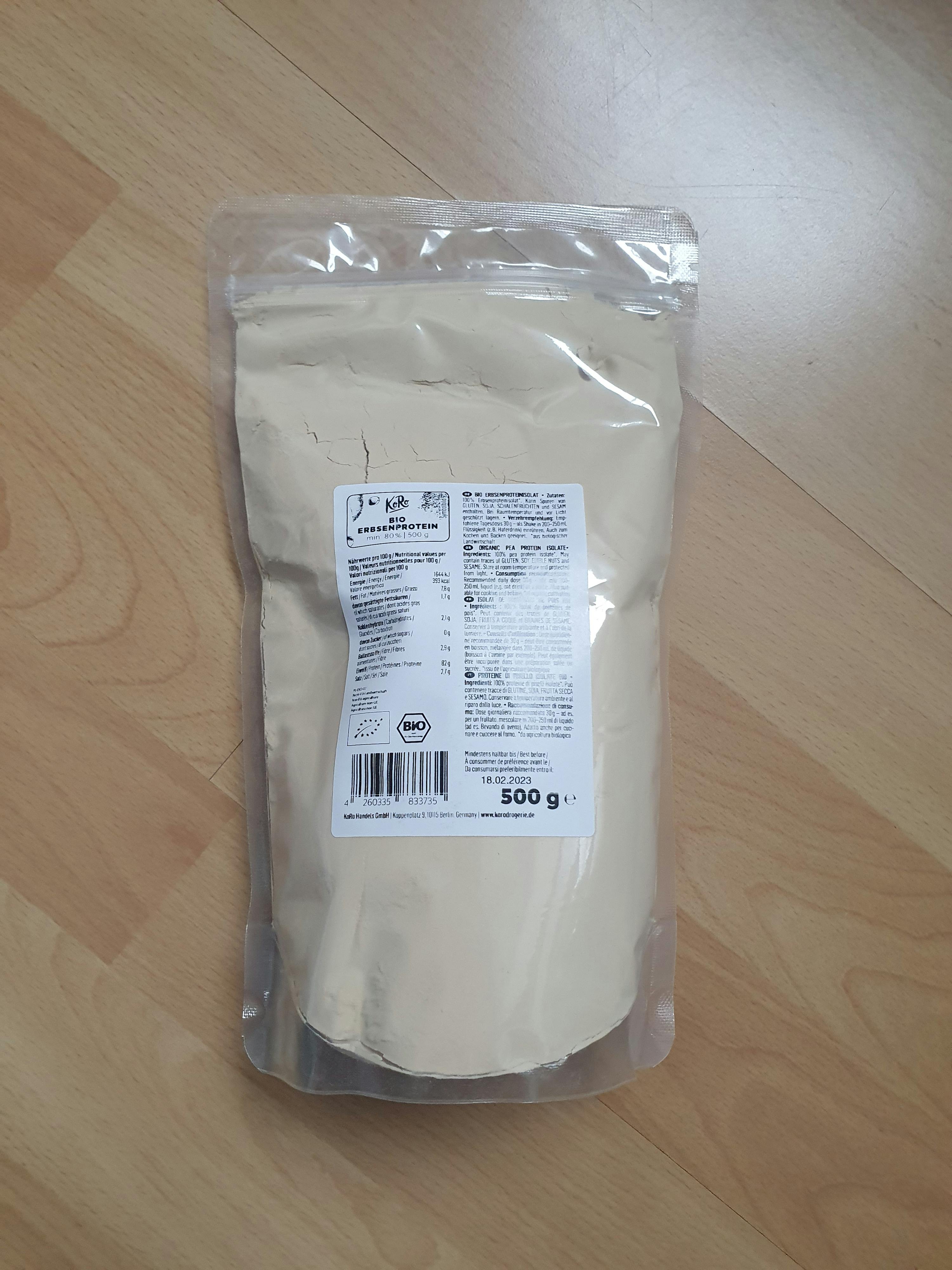 Eine Plastiktüte mit einem Etikett auf der Rückseite steht auf einem Holzboden