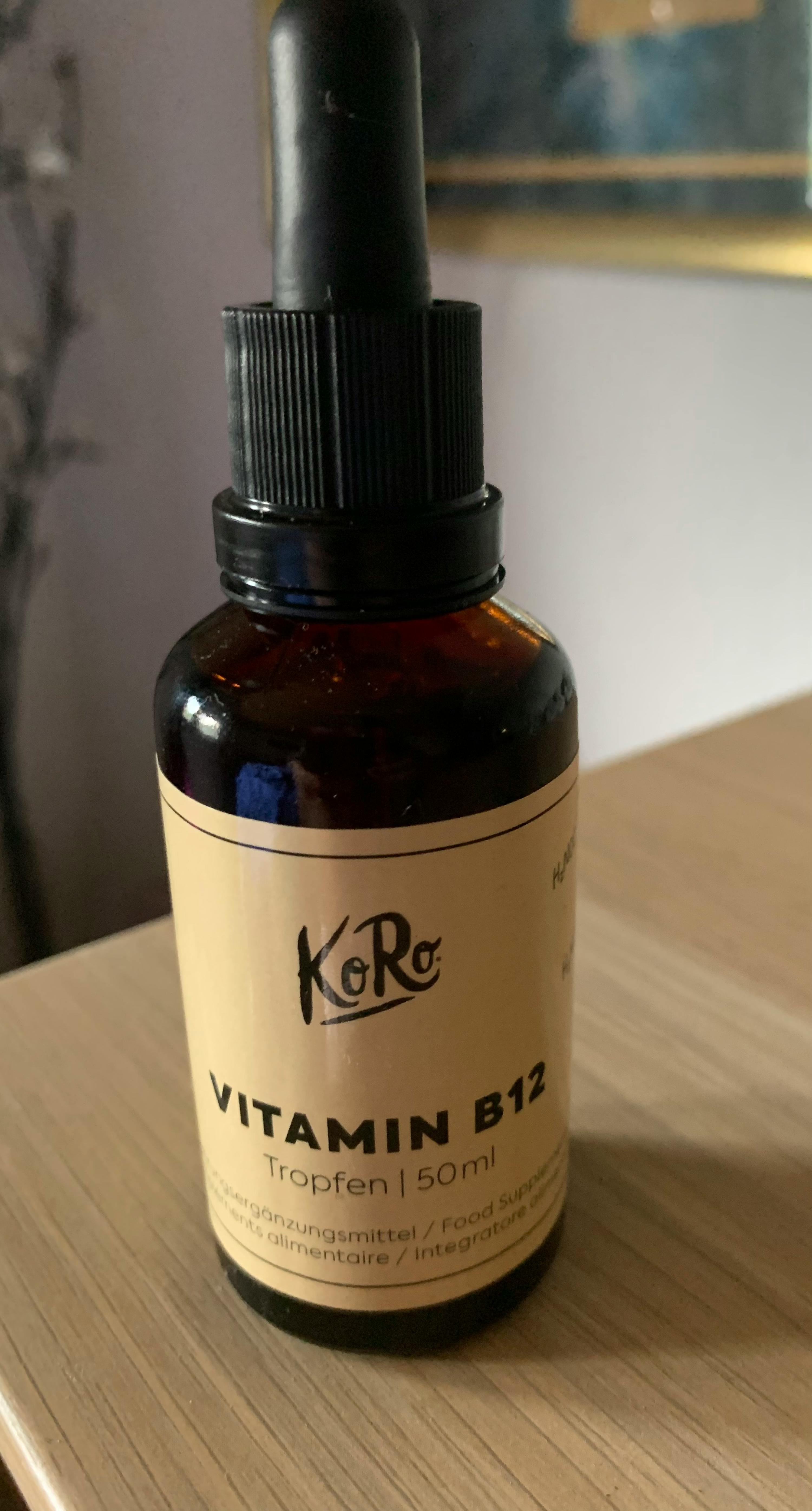 une bouteille de vitamine b12 est posée sur une table en bois