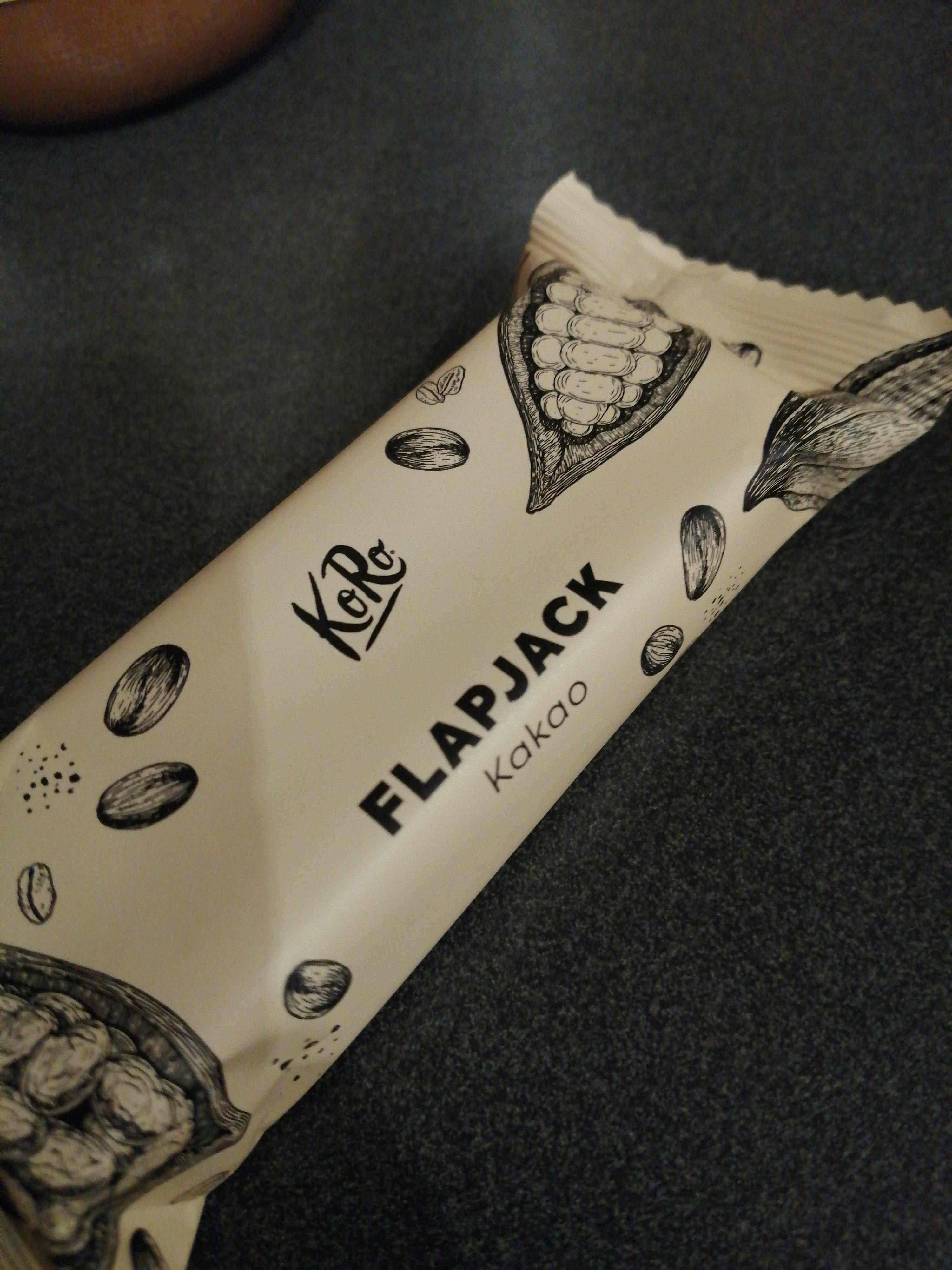 une barre de flapjack au cacao est assise sur une table