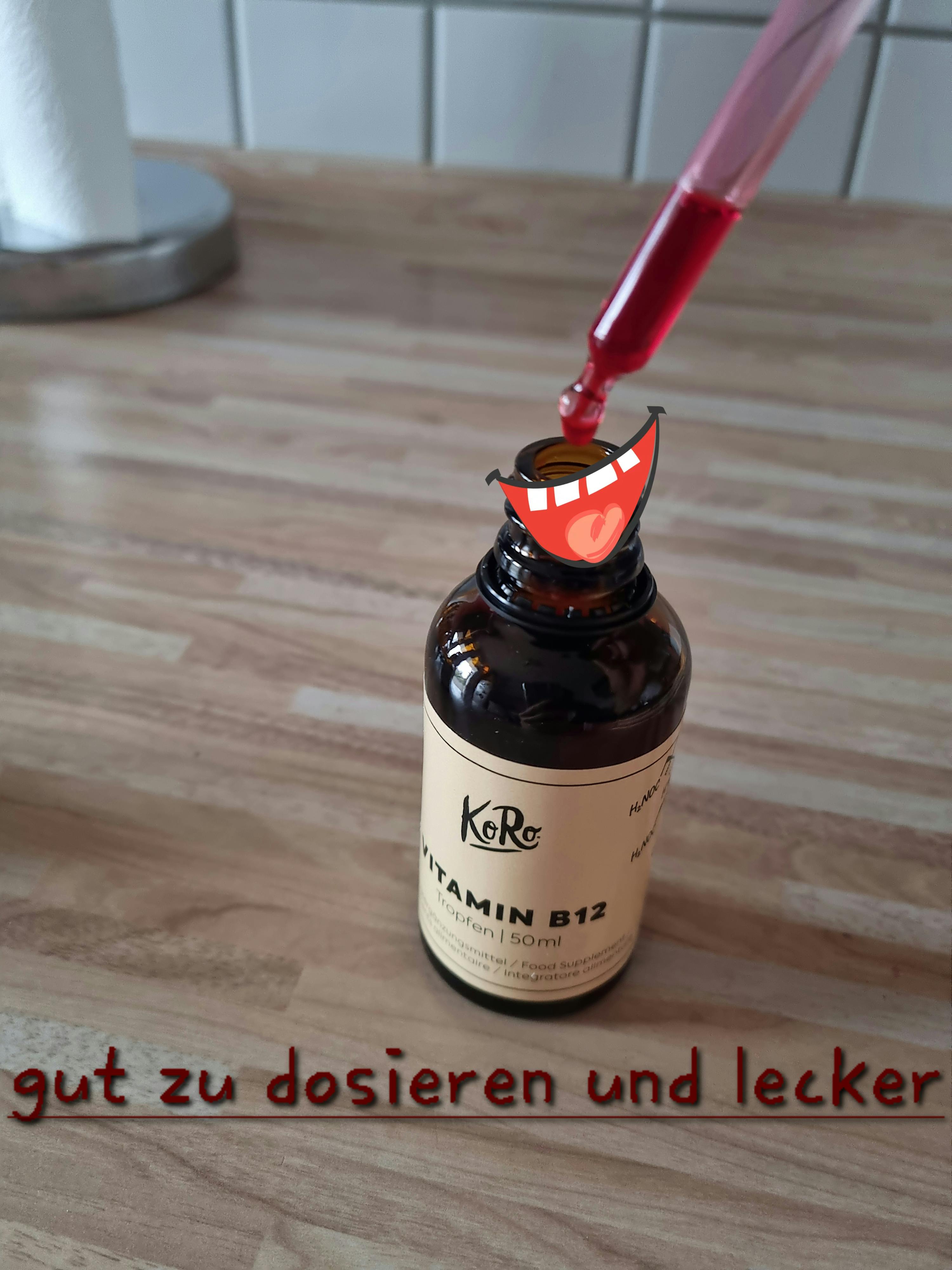 une bouteille de vitamine b12 est sur une table en bois