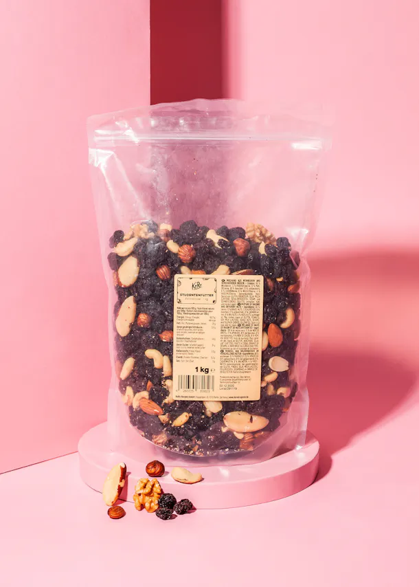 un sac en plastique rempli de noix et de raisins secs