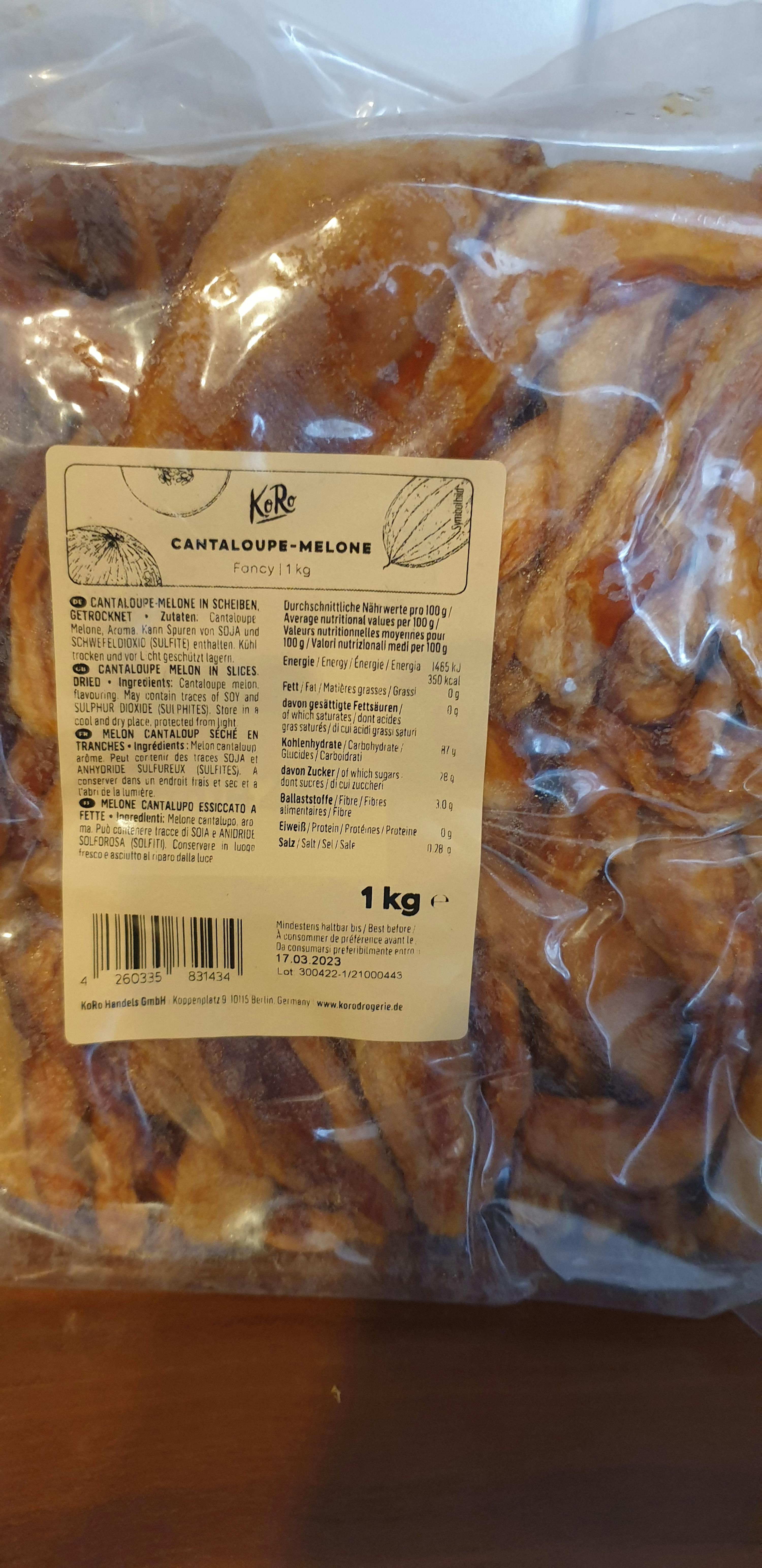 Eine Packung mit einem Gewicht von 1 kg steht auf einem Tisch