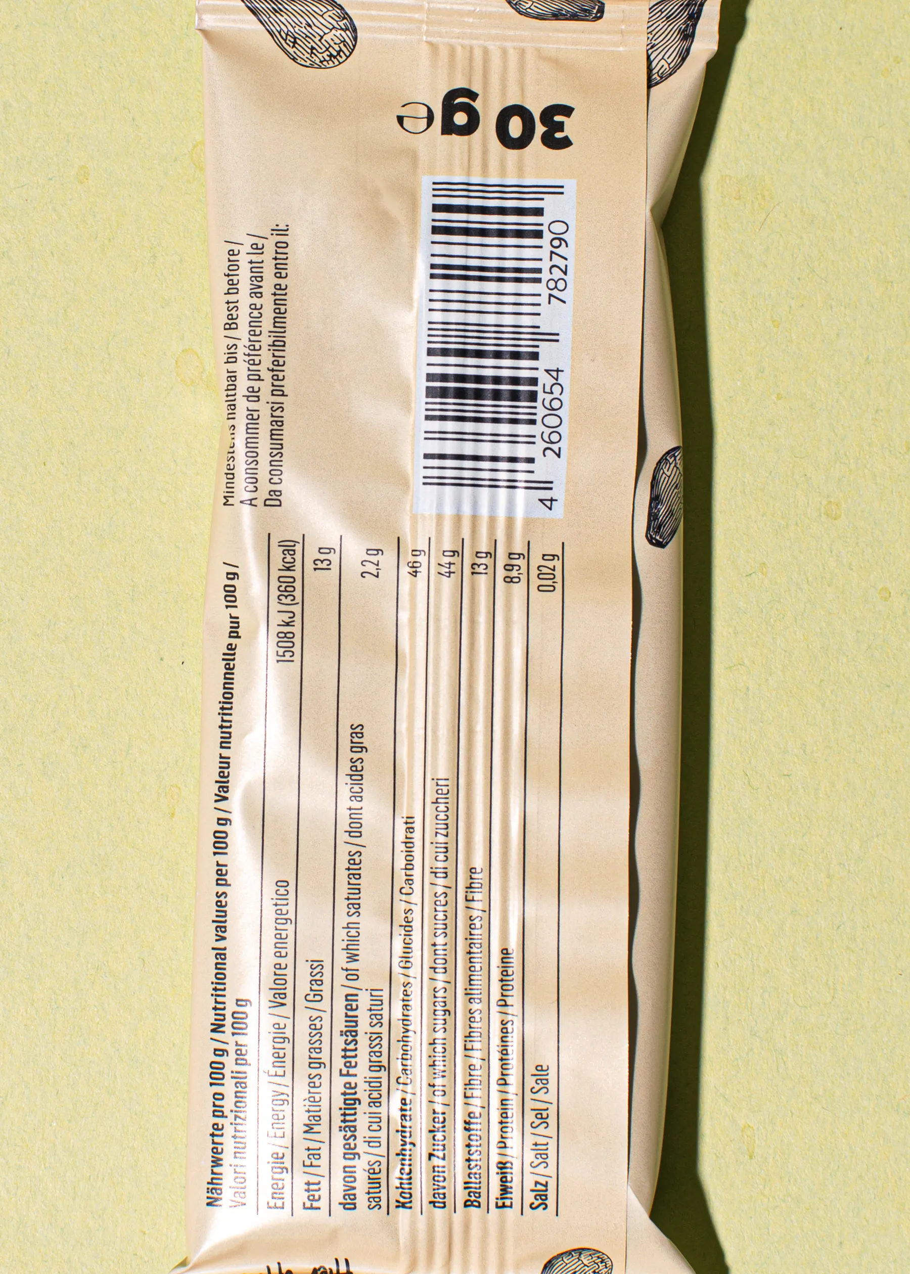 die Rückseite einer Schokoladenstange zeigt die Nährwerte