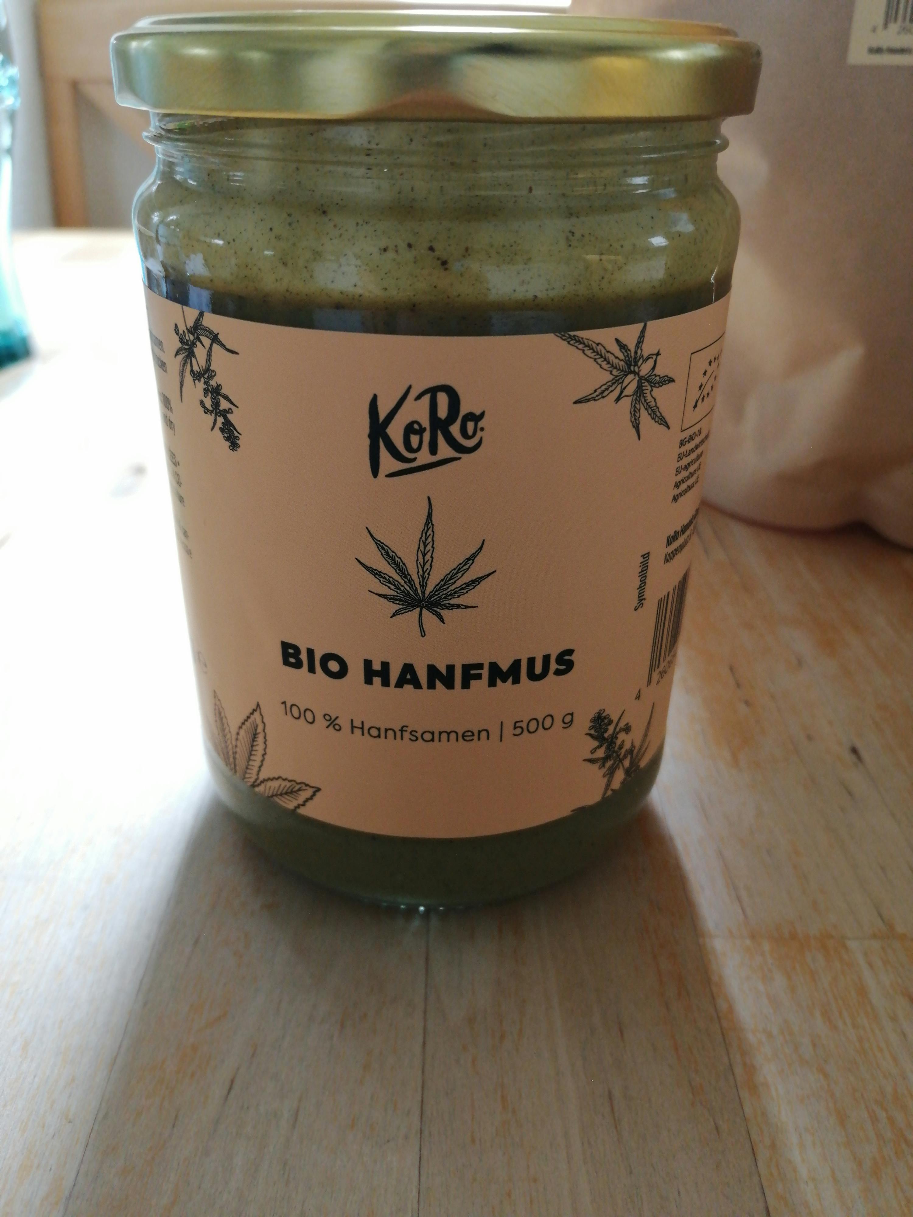 un barattolo di koro bio hanfmus è seduto su un tavolo di legno