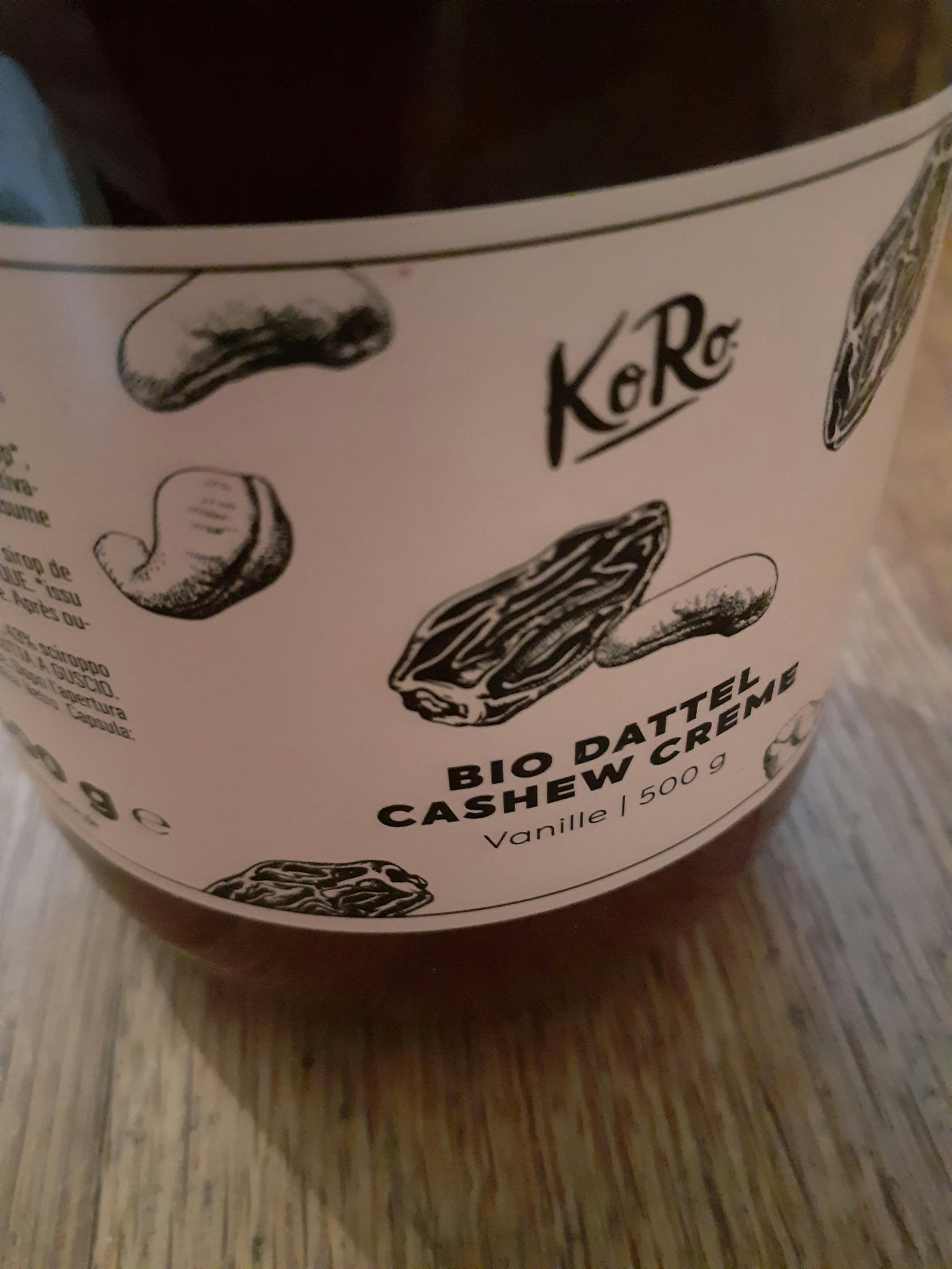 l' etichetta di una bottiglia di cibo con la scritta " bio datteln cashewcreme "