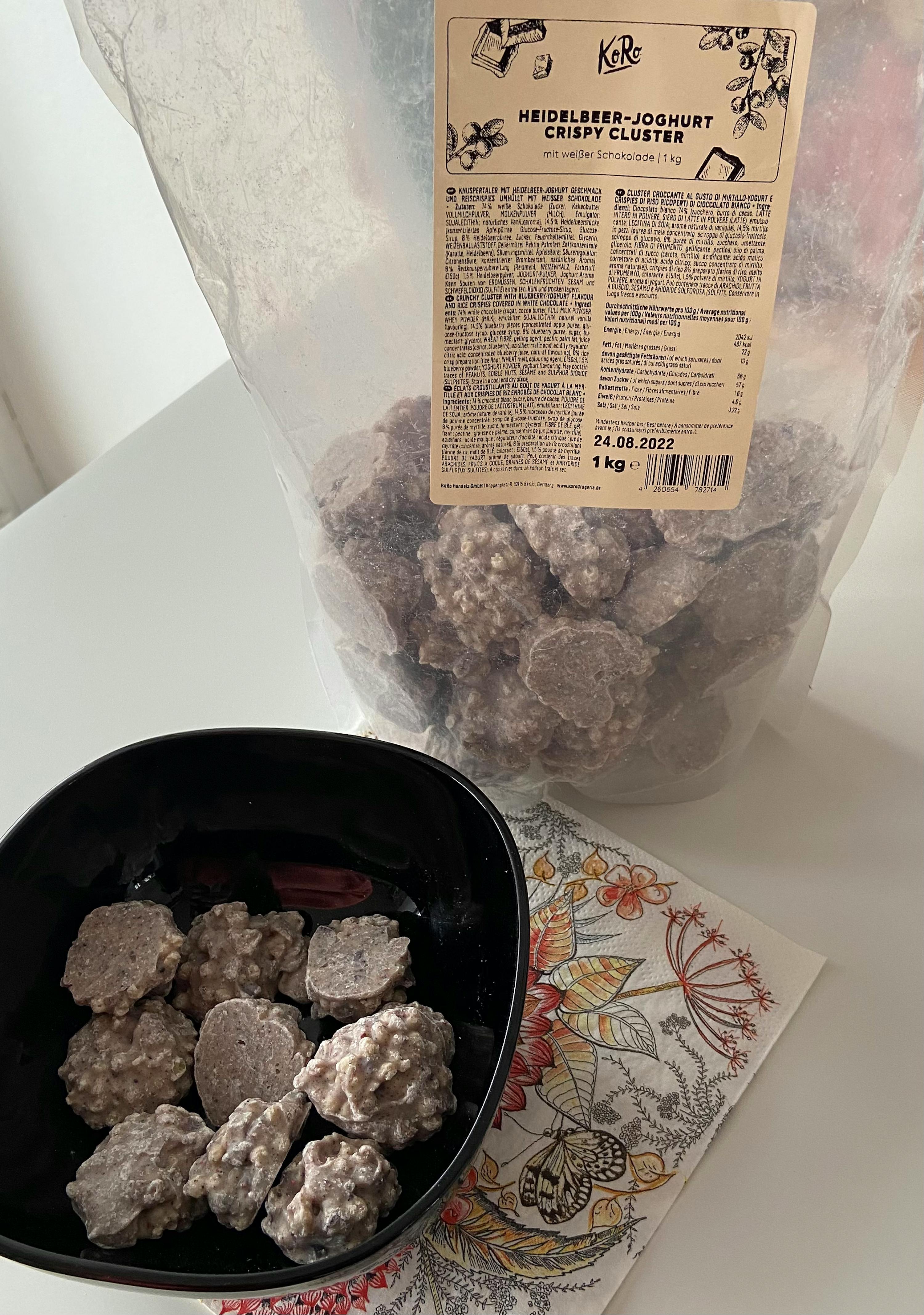 ein riesiges Paket heidelber-joghurt-crispy-cluster steht neben einer schwarzen Schüssel mit einem Etikett darauf