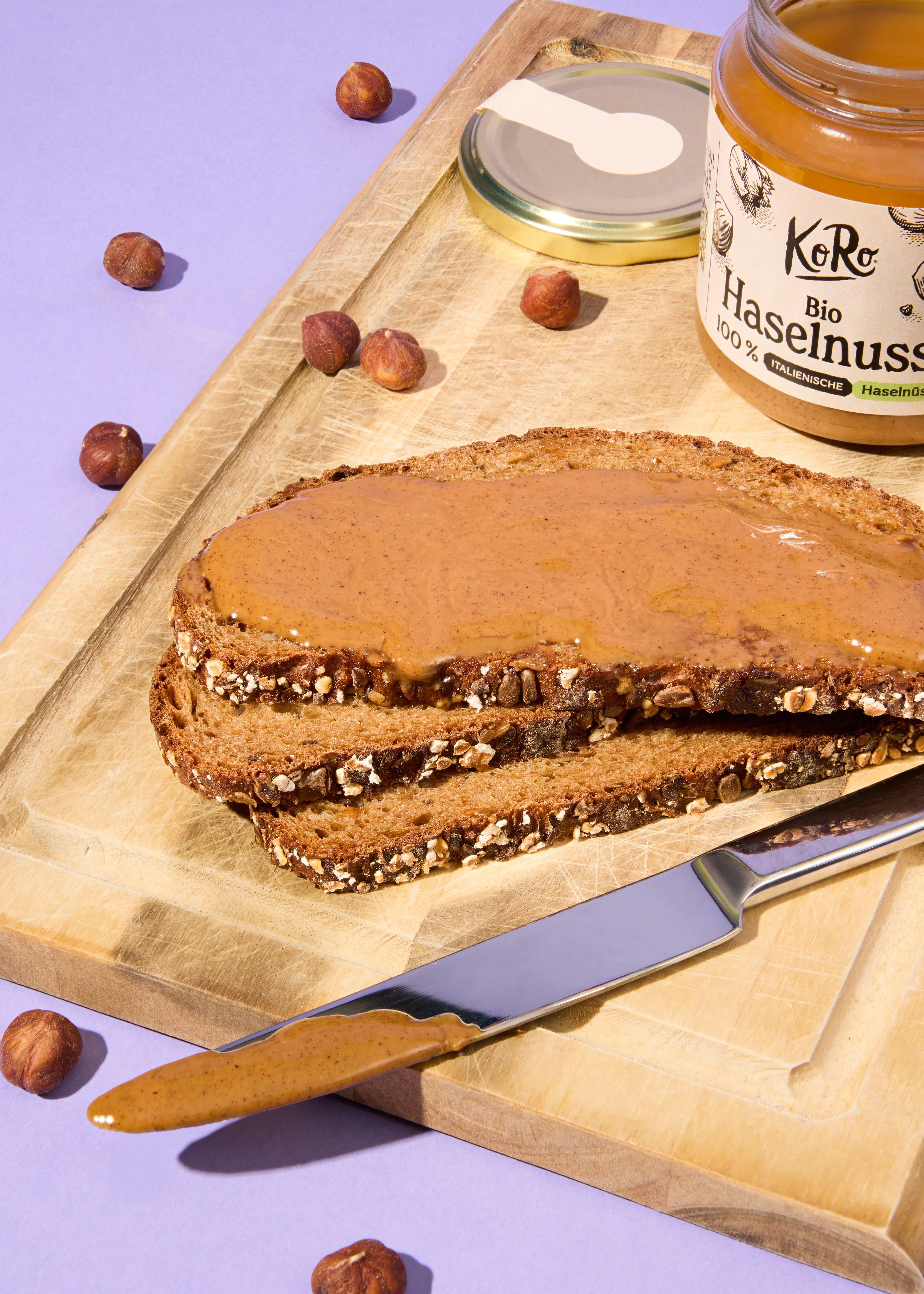 une tranche de pain avec du beurre d' arachides sur une planche à découper en bois