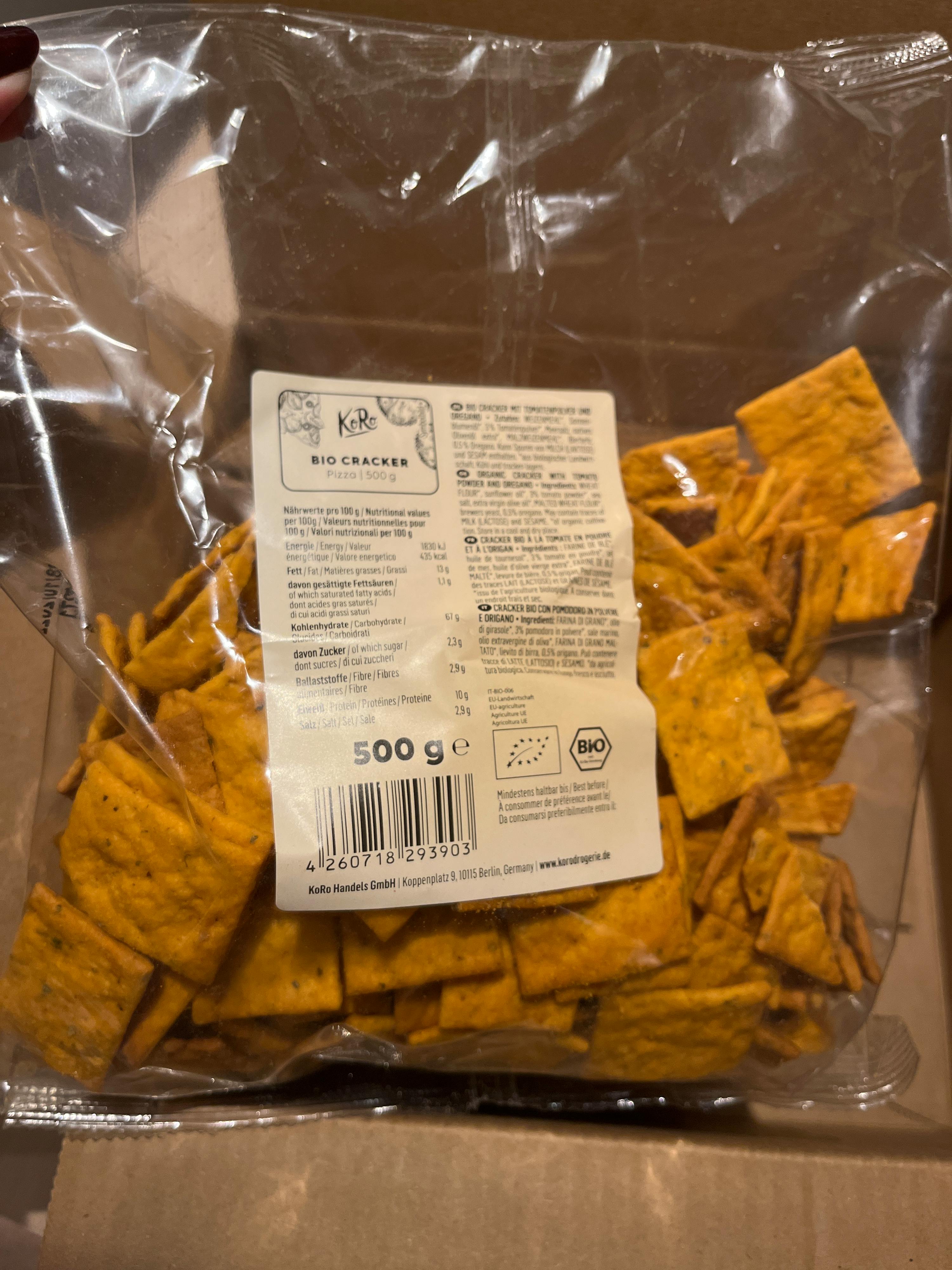 un sacchetto di cracker bio con un codice di tracciamento