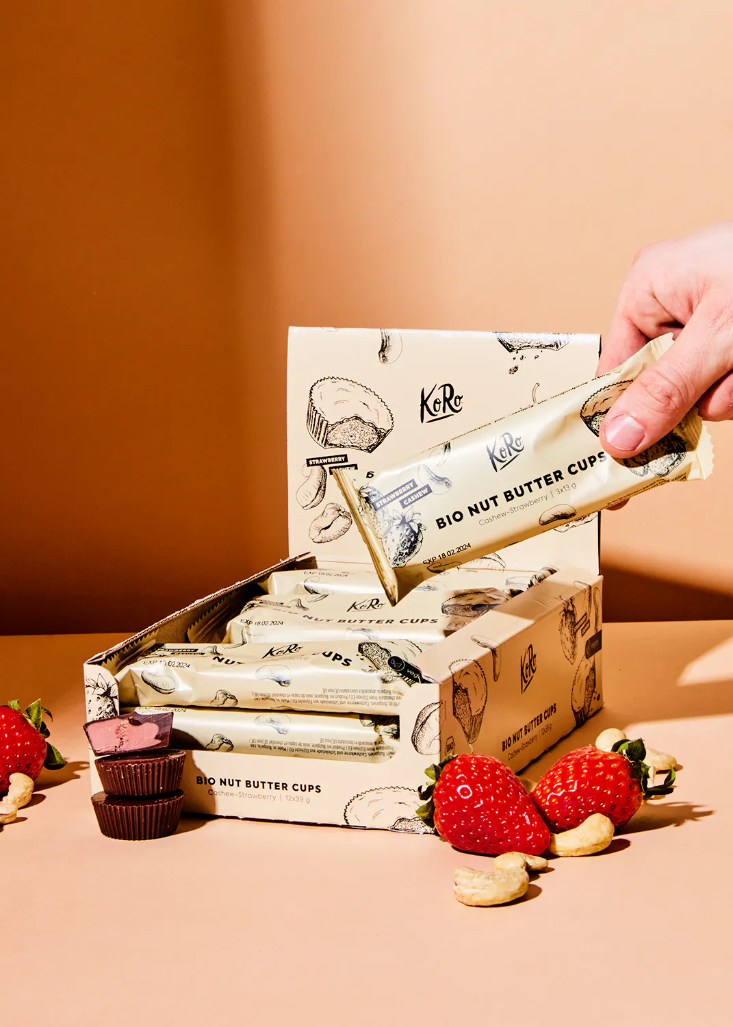 une boîte de tasses au beurre de noix bio de kere