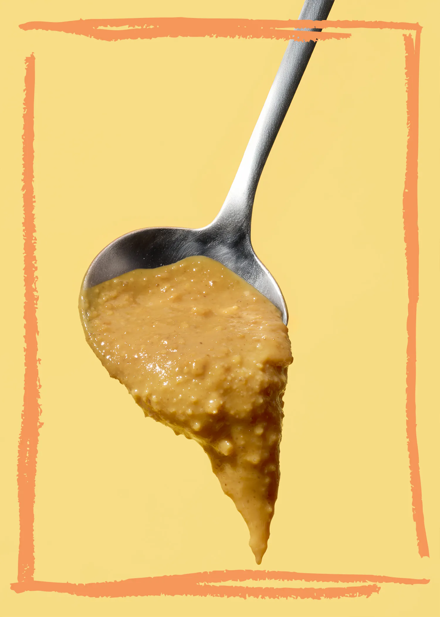 un cucchiaio pieno di salsa su uno sfondo giallo