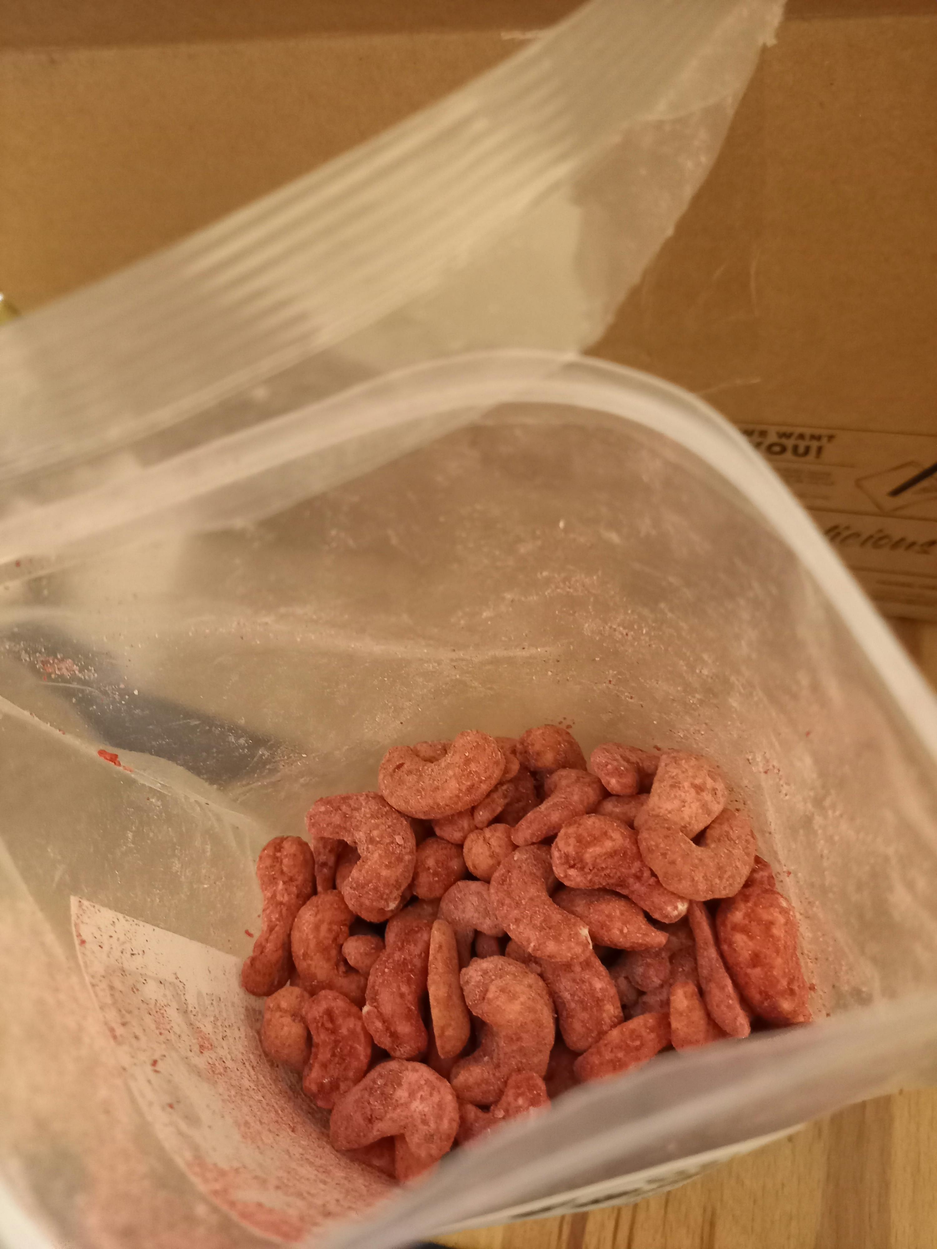 un sacchetto di plastica pieno di frutta secca