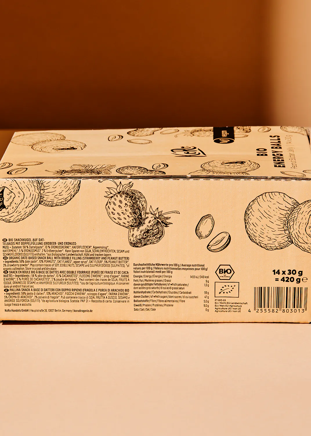 eine Schachtel mit Erdbeeren und Erdbeeren auf der Rückseite