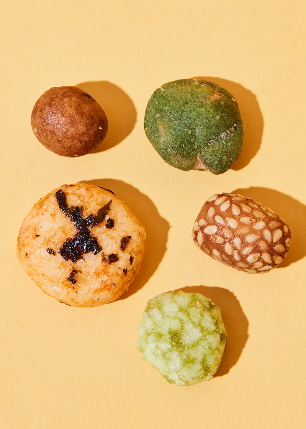 un tas de différents types de nourriture sur un fond jaune