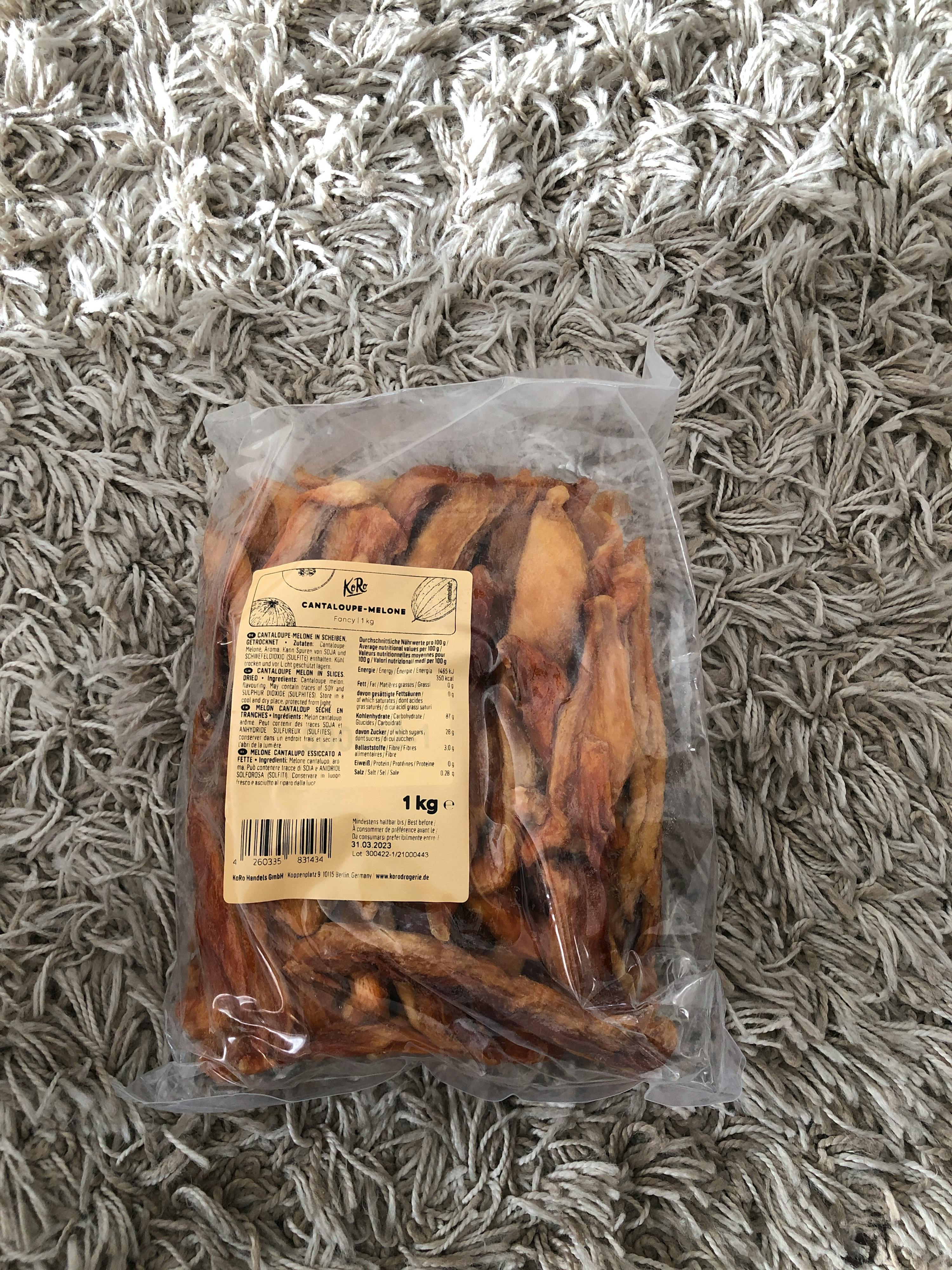 un sac de bananes séchées est posé sur une couverture