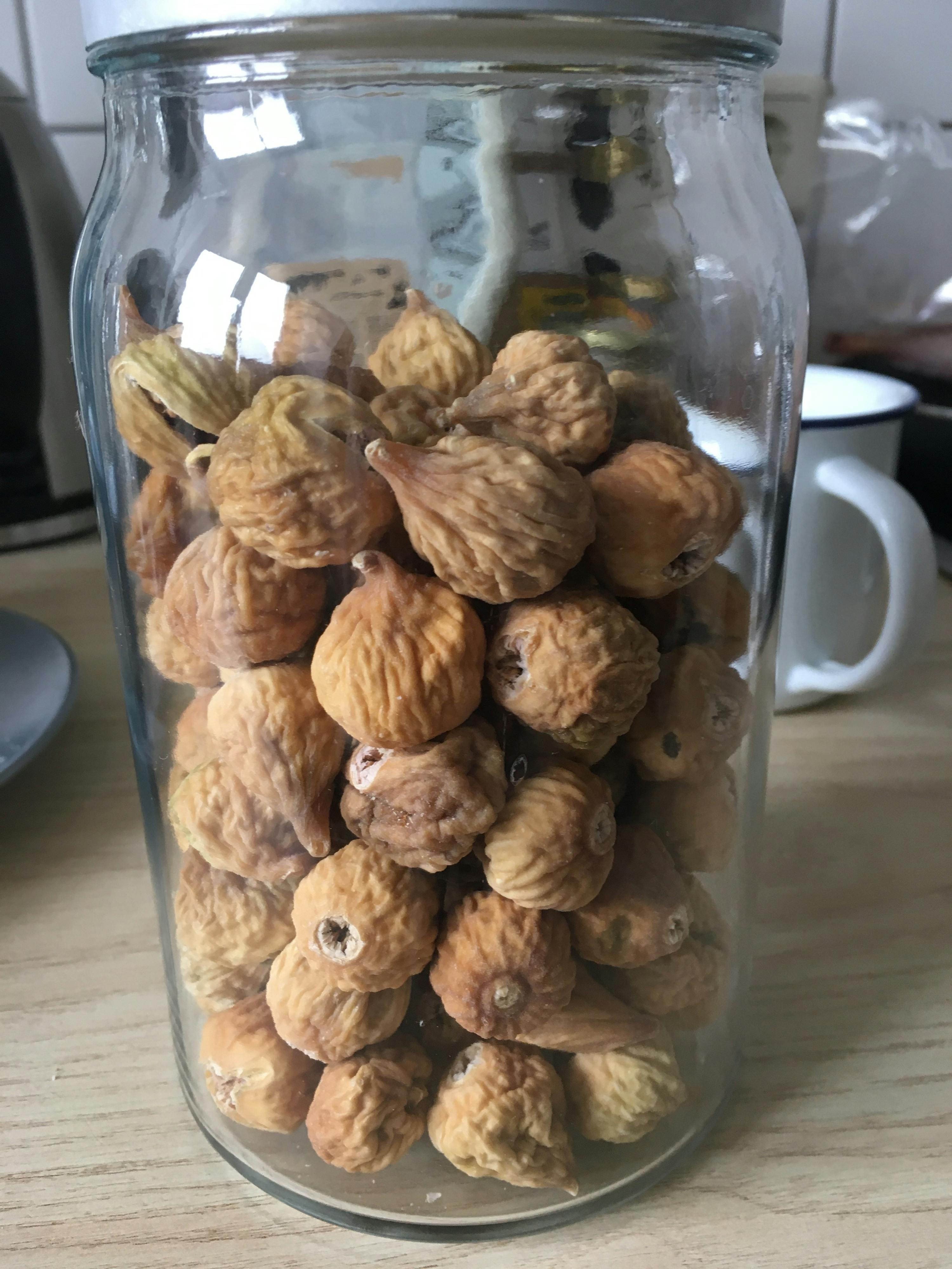 un bocal en verre rempli de figues séchées