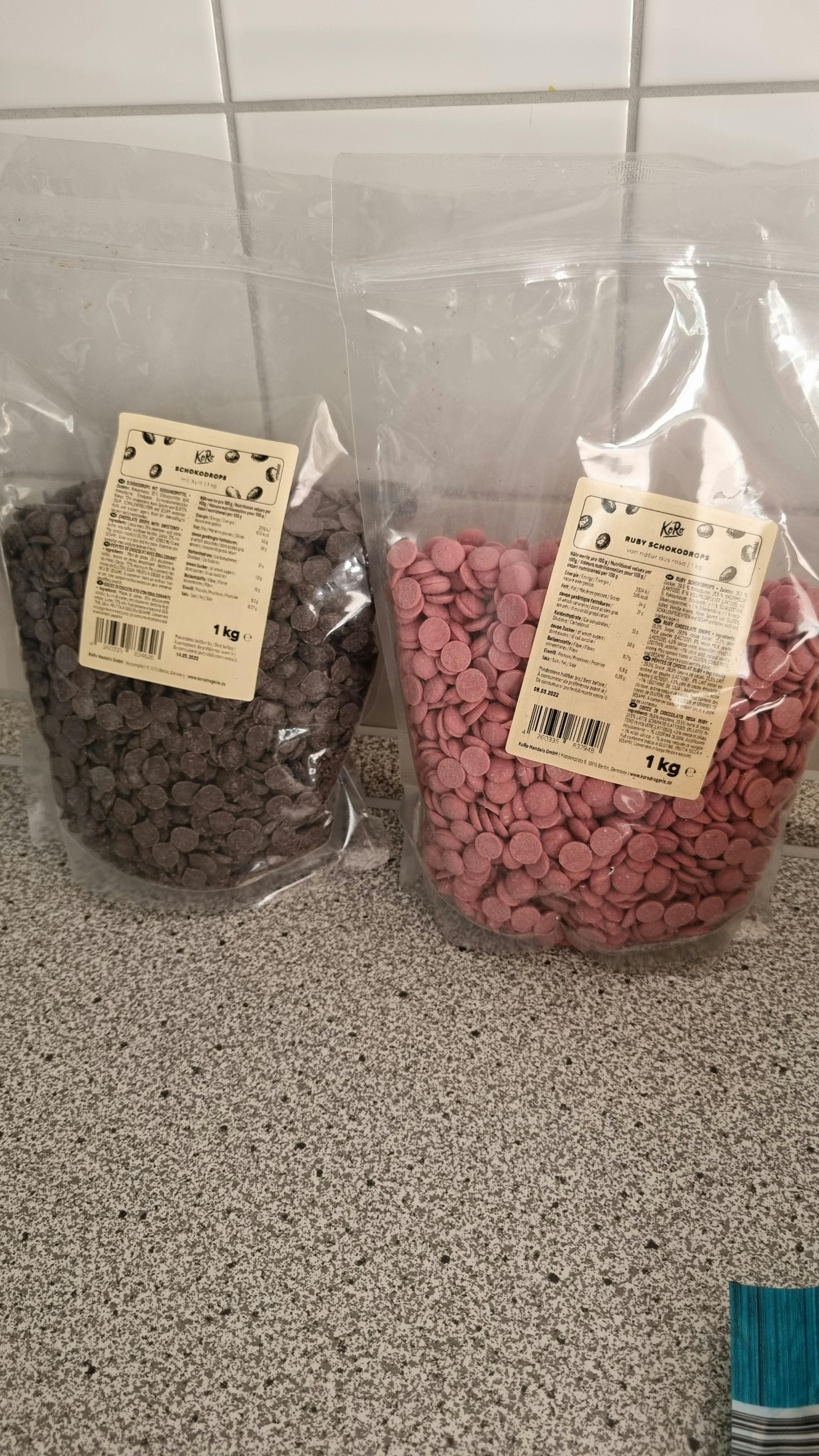 zwei Plastiktüten mit Schokoladenchips stehen nebeneinander