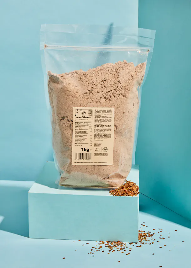 eine Plastiktüte mit einem Gewicht von 1 kg steht auf einem blauen Ständer