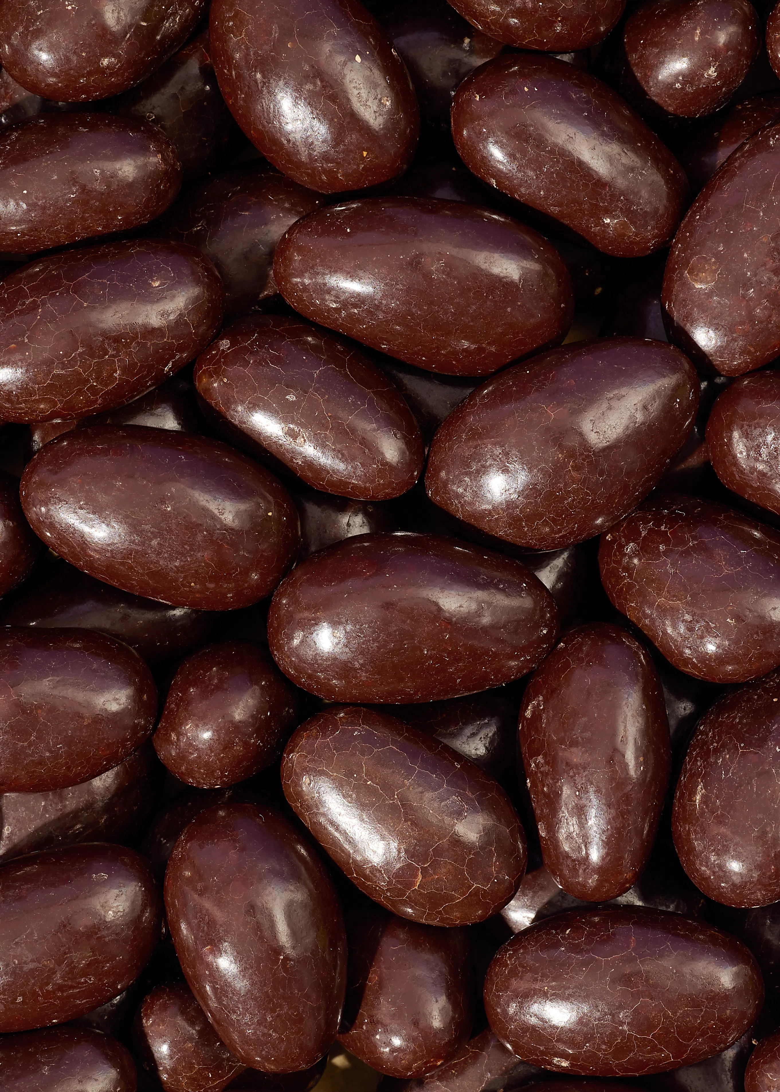 un gros plan d' un tas de noix enrobées de chocolat