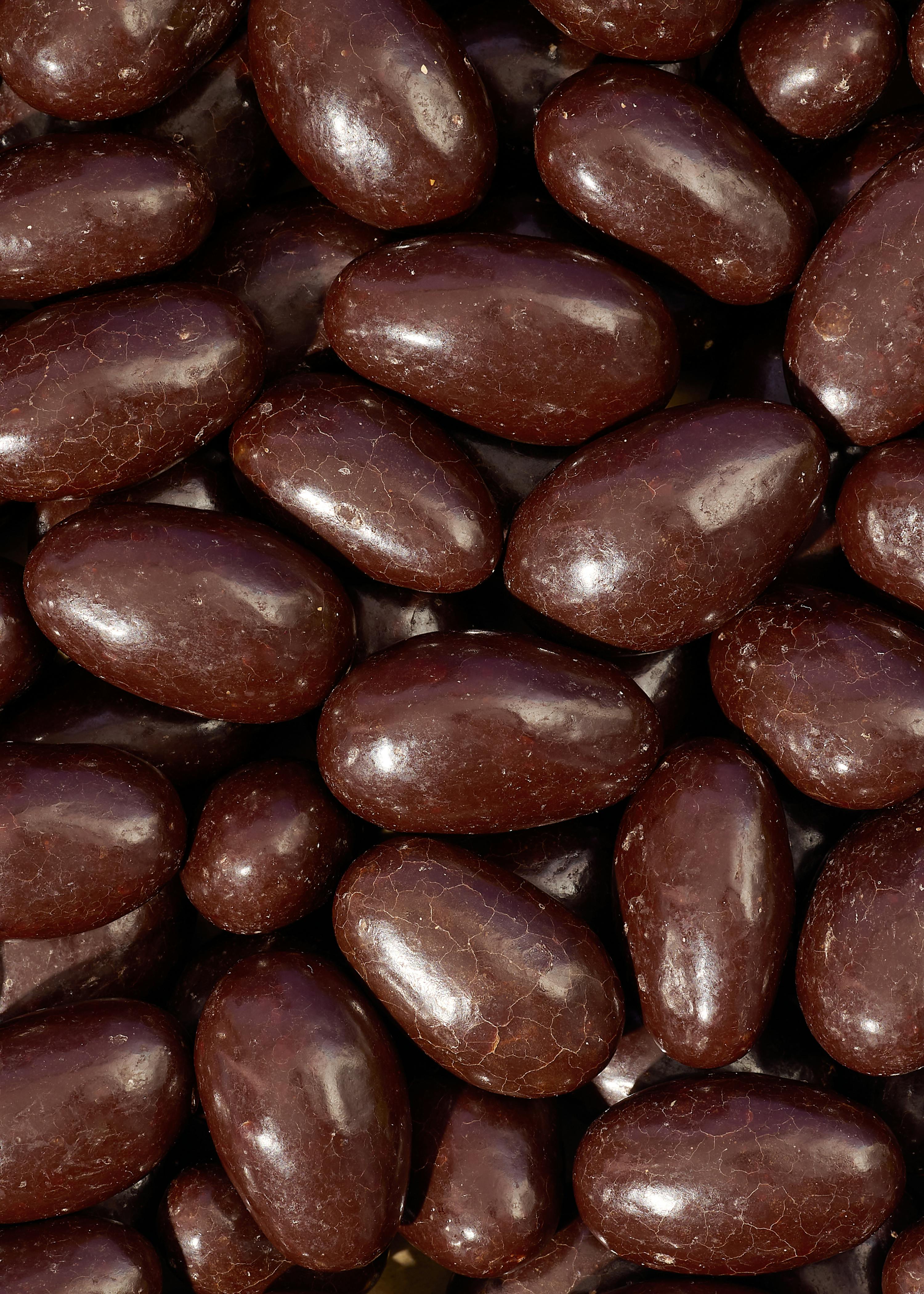 eine Nahaufnahme eines Haufens Schokoladenbananen