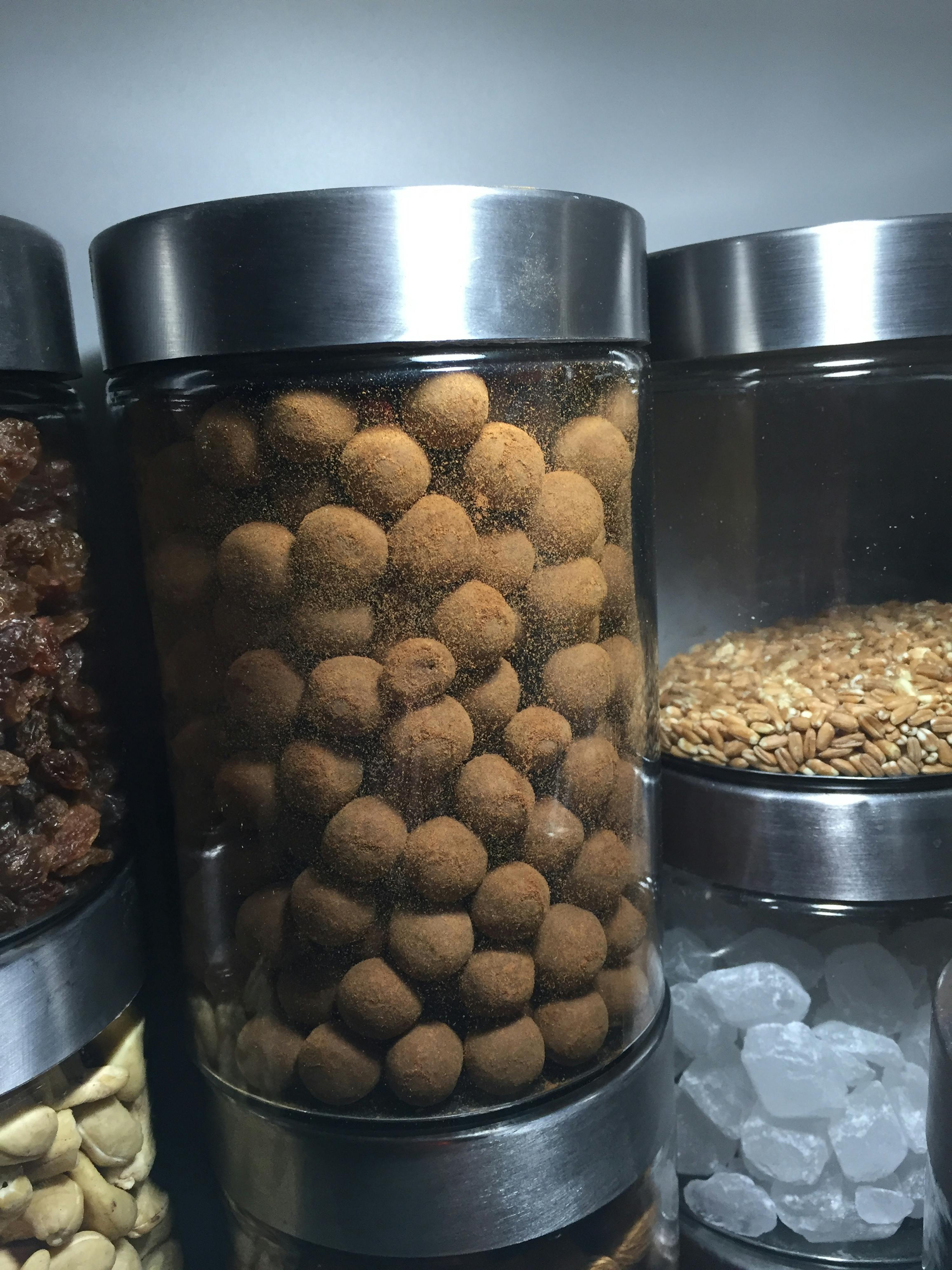 eine Reihe von Gläsern mit Nüssen und anderen Lebensmitteln