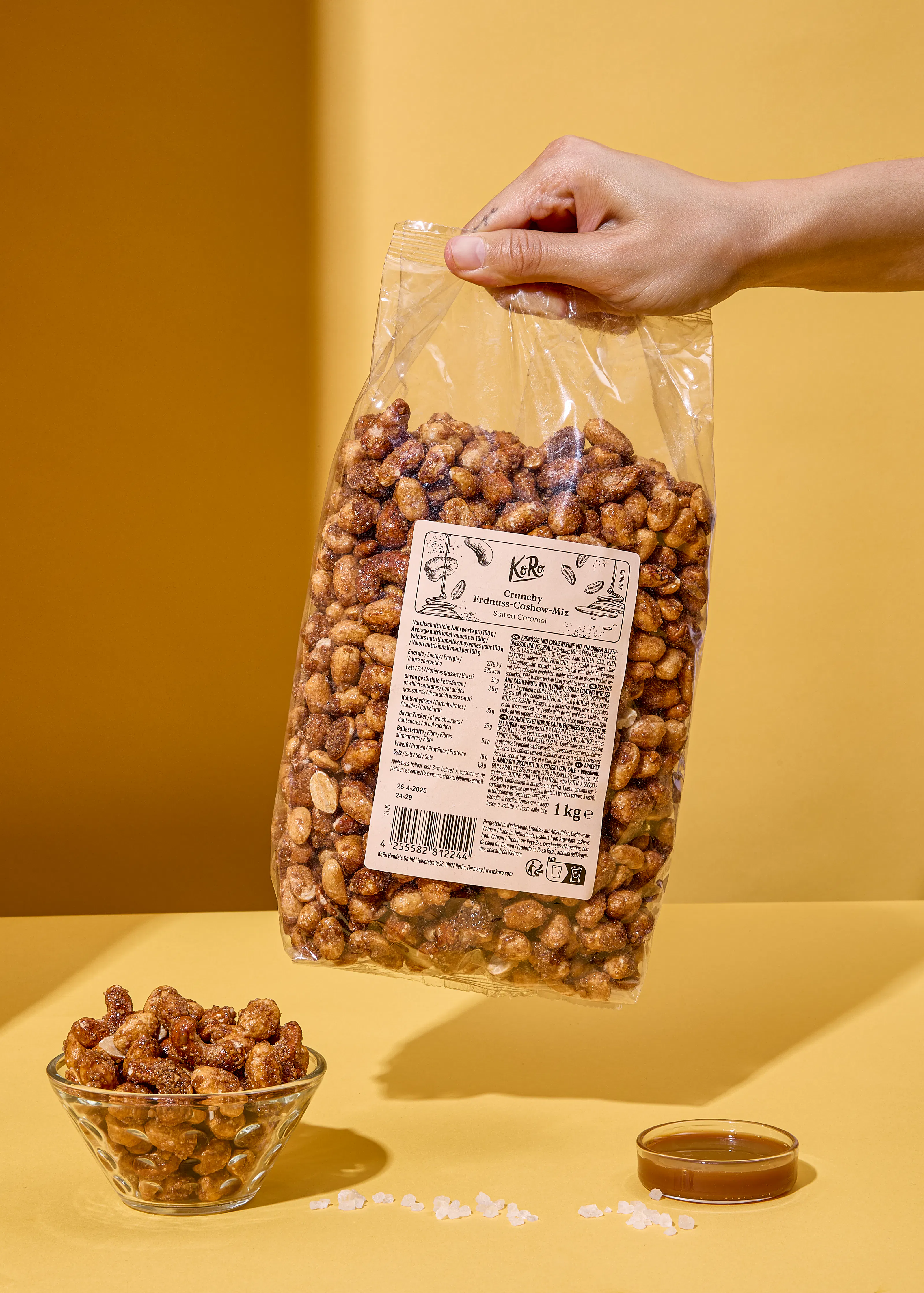 eine Person hält eine Tüte karamellisierte Erdnüsse