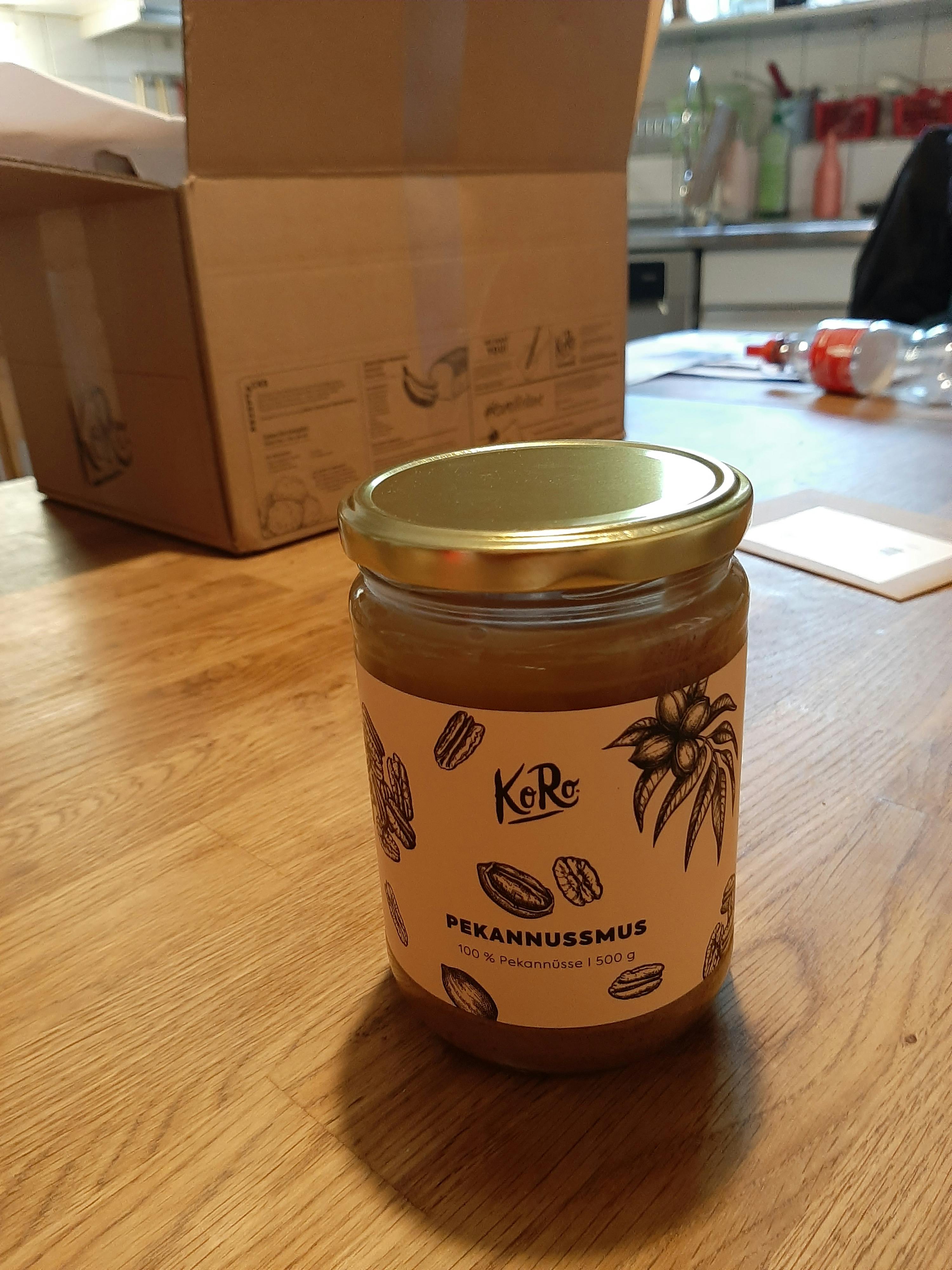 un bocal de pecannusmus est posé sur une table en bois