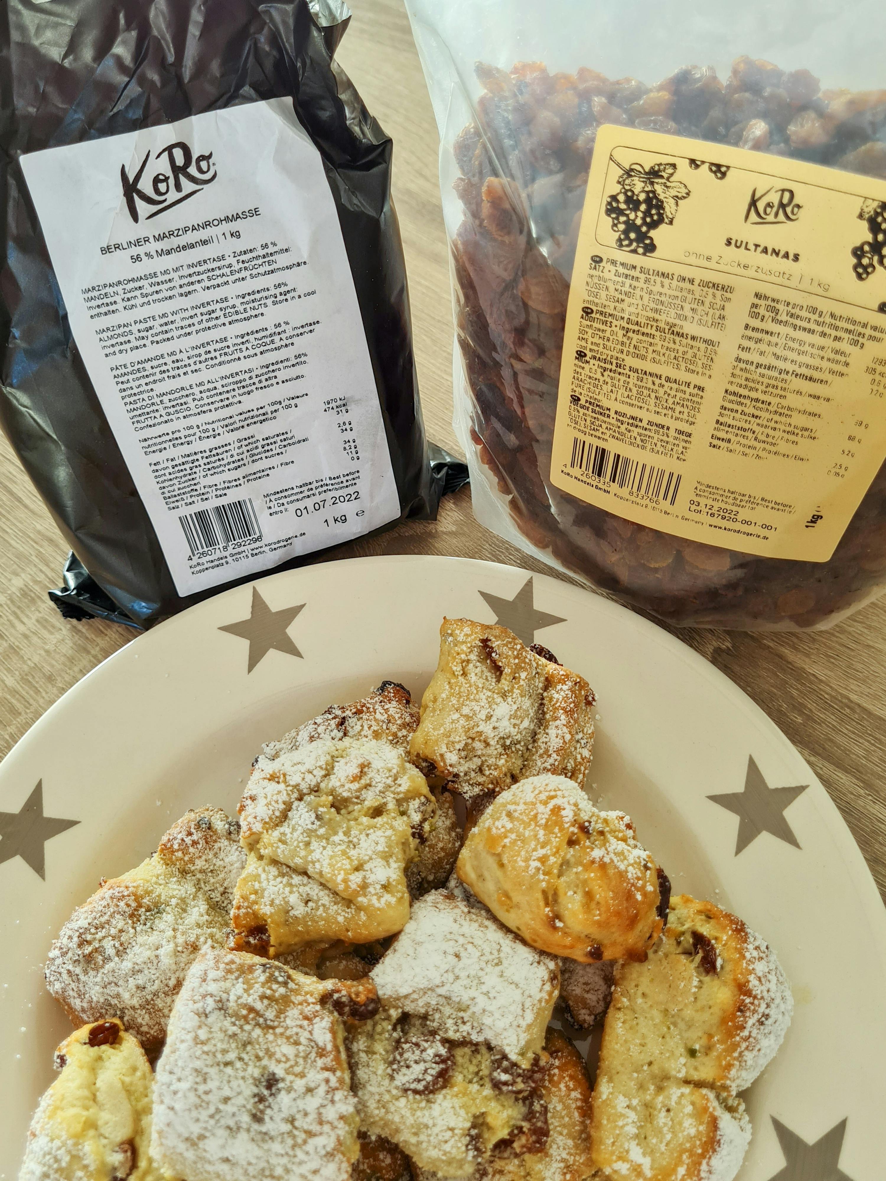 une assiette de biscuits posée à côté d' un sac de raisins