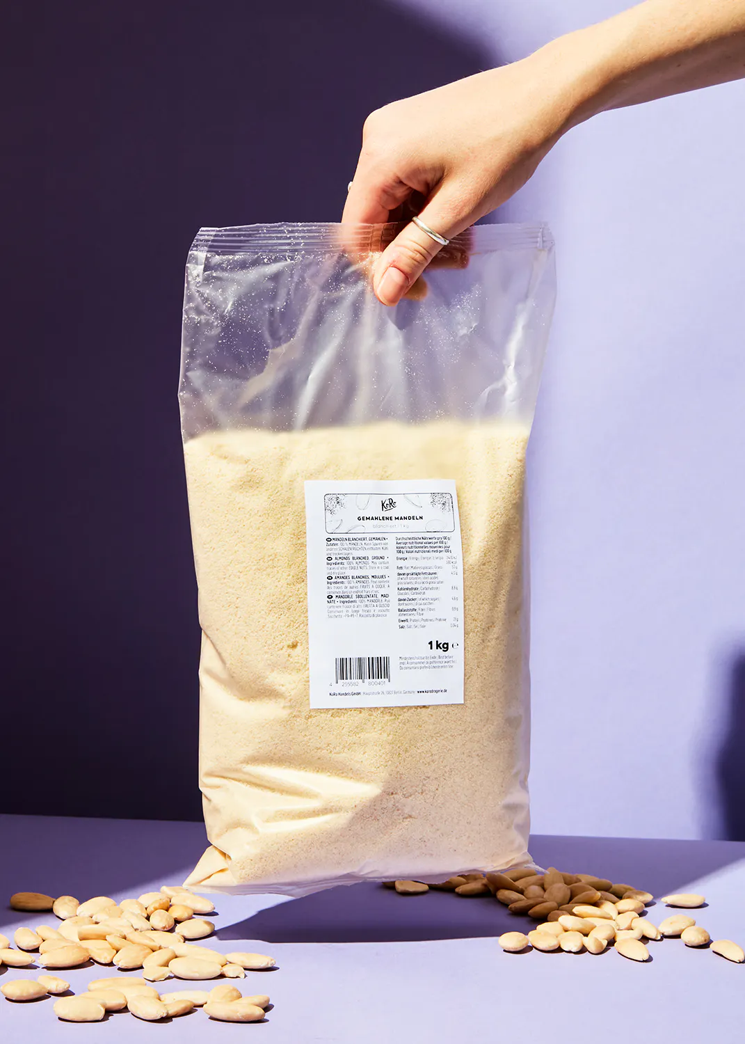 une personne tient un sac de farine d' amandes de 1 kg