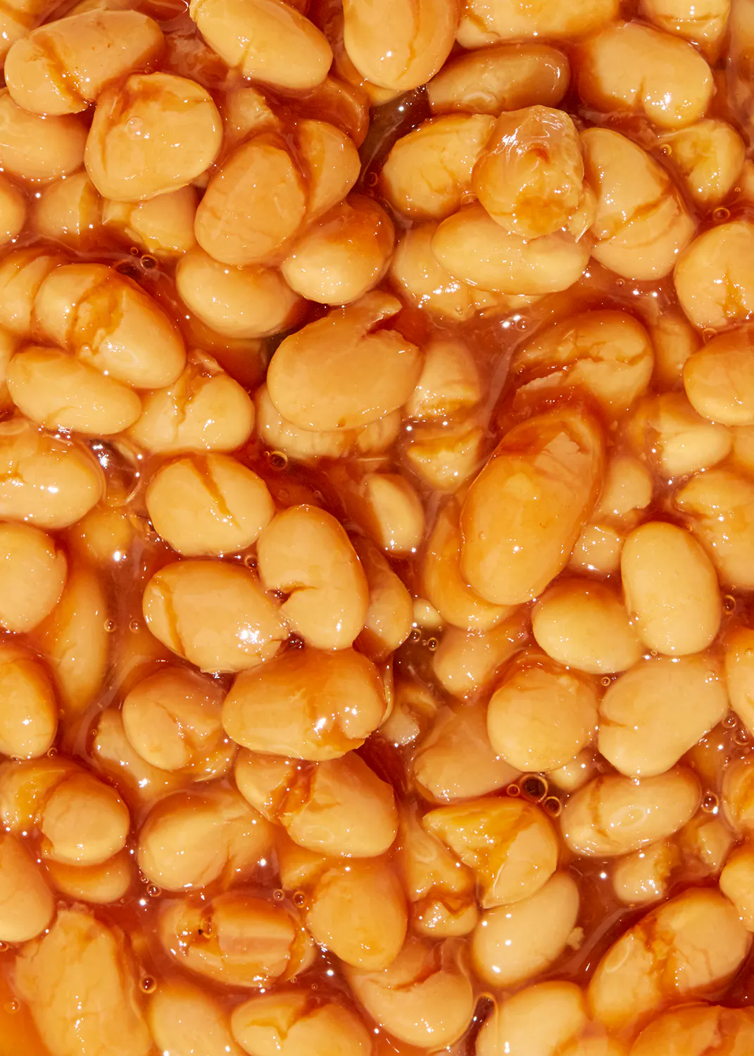 un gros plan d' un bol de haricots à la sauce barbecue