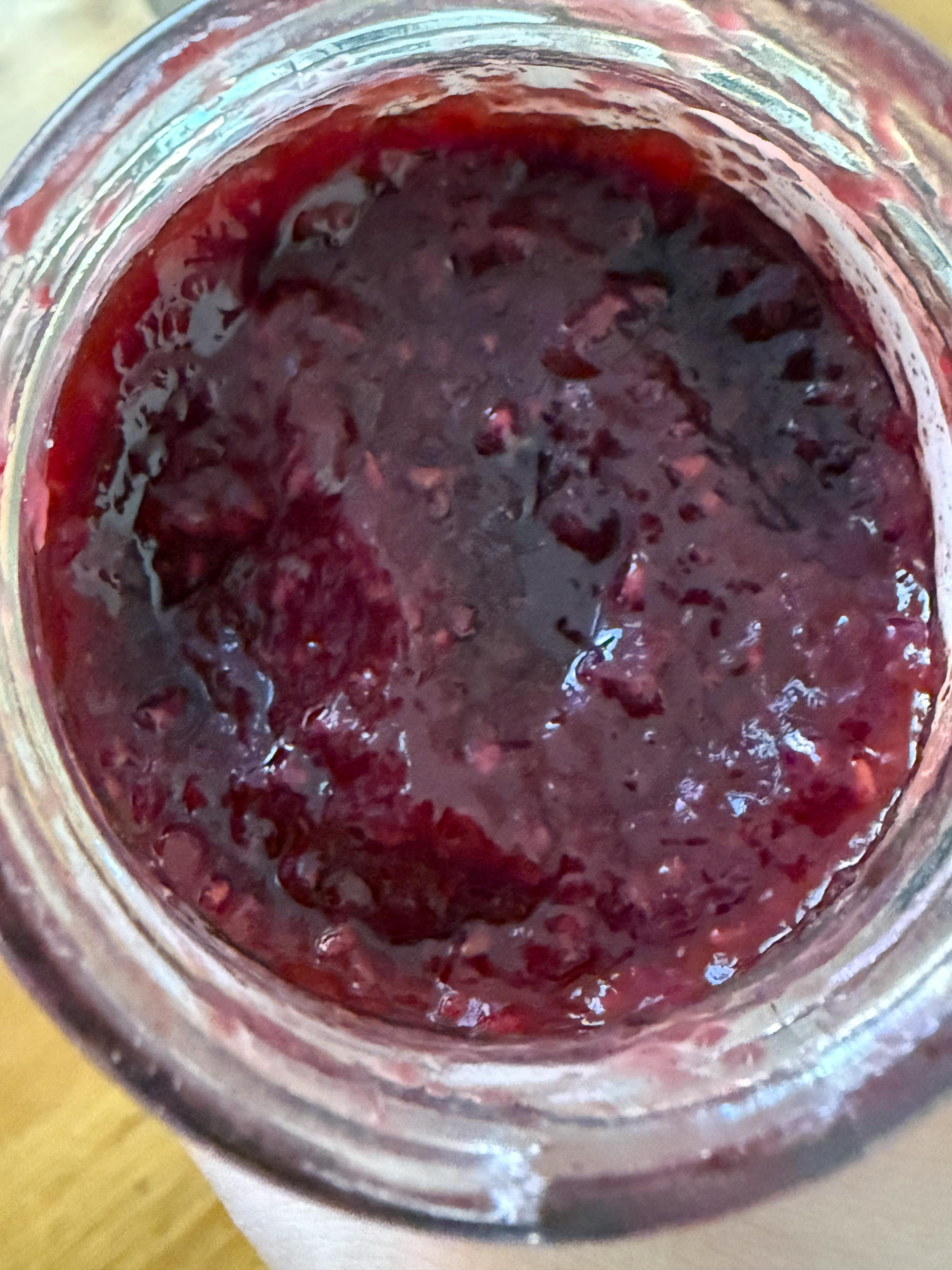 un gros plan d' un pot de confiture de framboise