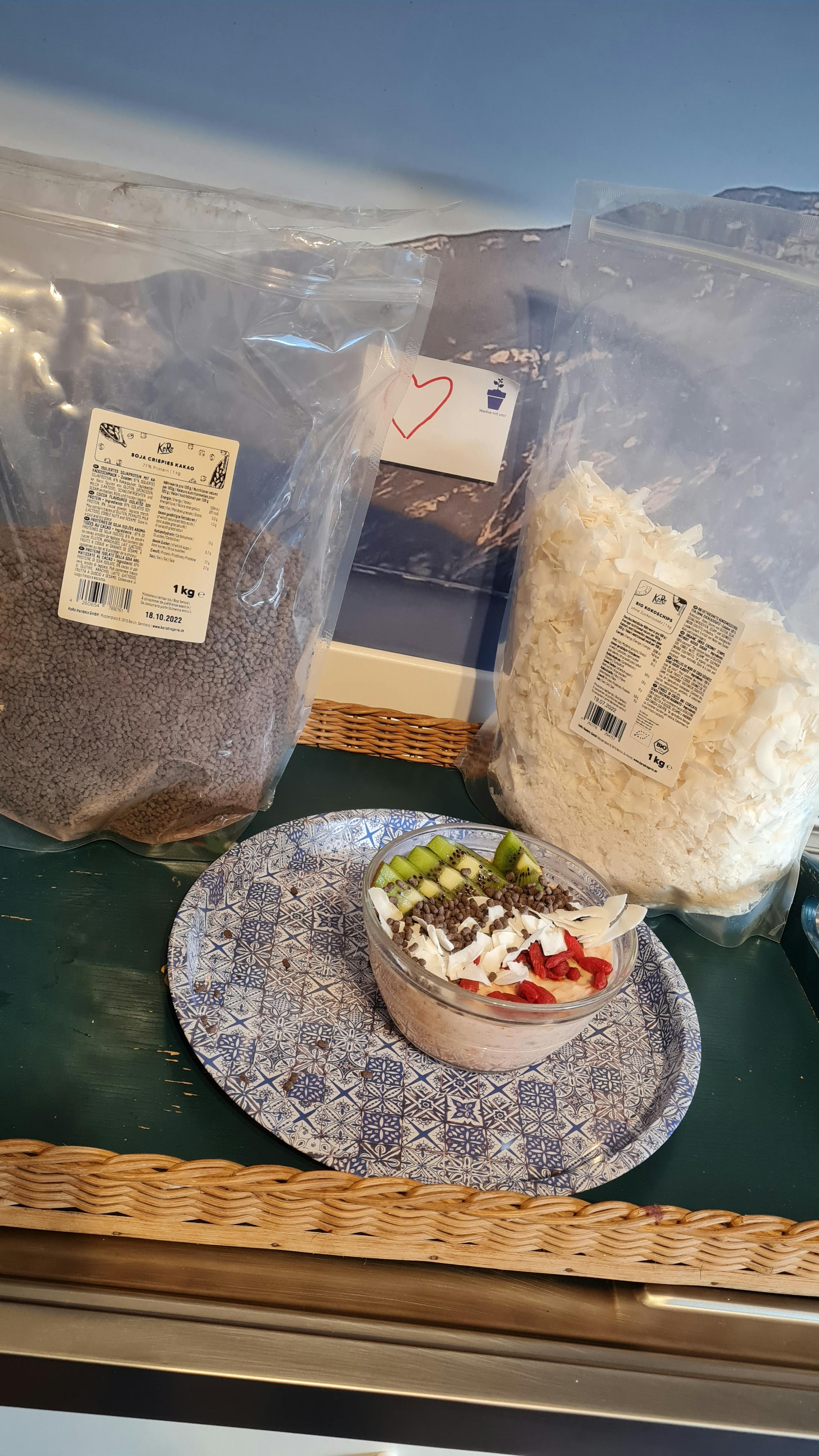 Auf einem Tablett steht eine Schüssel mit einem Salat und Schokoladenstückchen